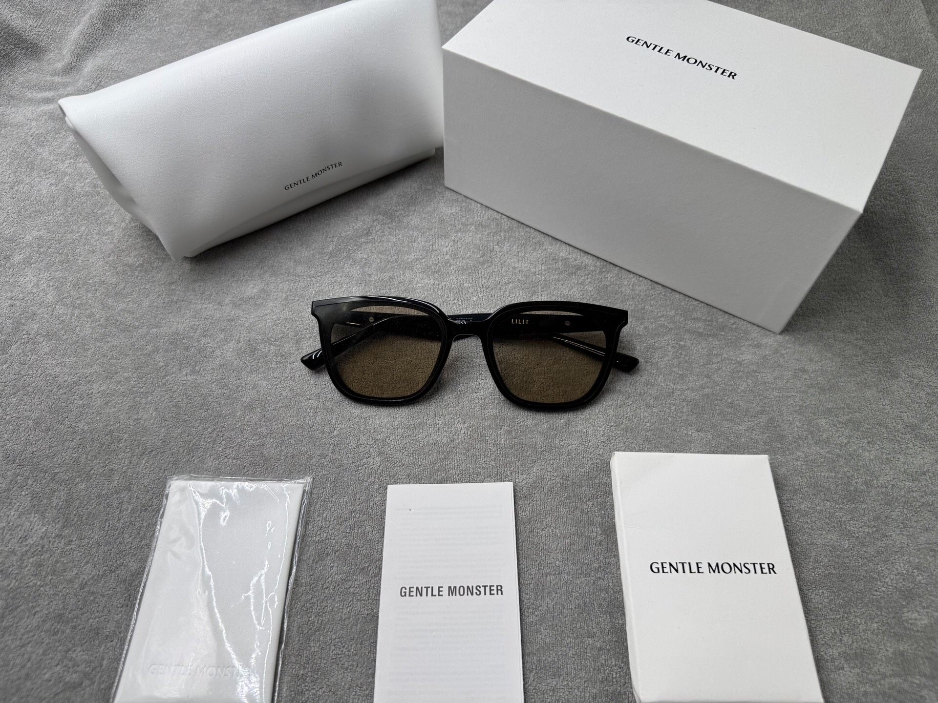 Gentle Monster 型號：lilit 尺寸：63-17-149 黑色墨鏡 茶色鏡片Gentle Monster 型號：lilit 尺寸：63-17-149 黑色墨鏡 茶色鏡片