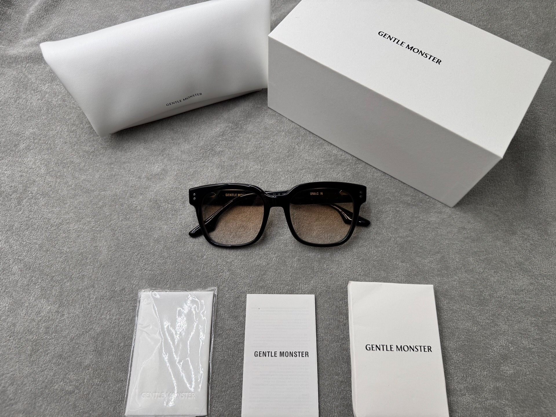 Gentle Monster 型號：una.c 尺寸：53-20-154 黑色墨鏡