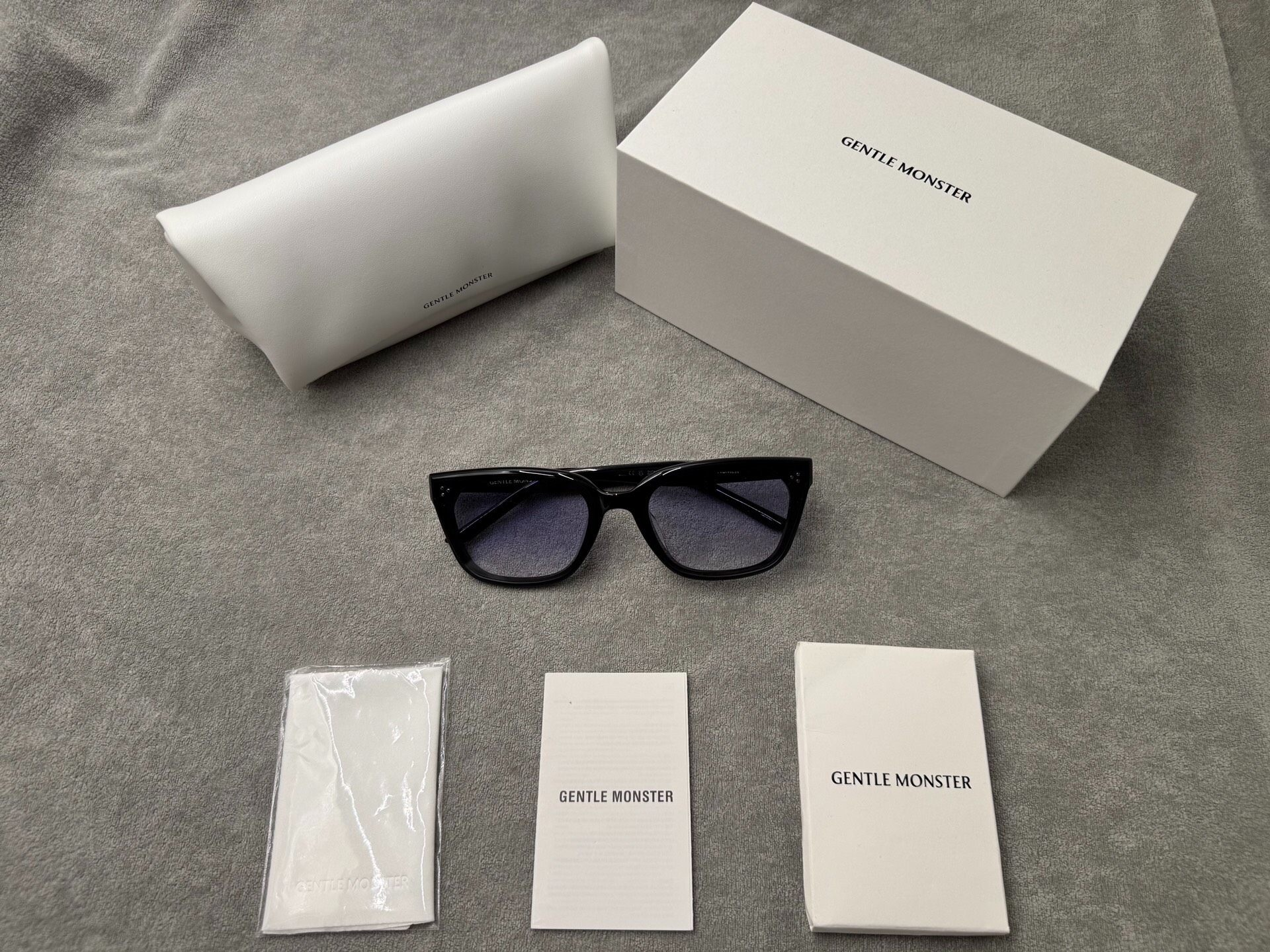 Gentle Monster 型號：numer 尺寸：64-16-146 黑色墨鏡 漸層藍色鏡片