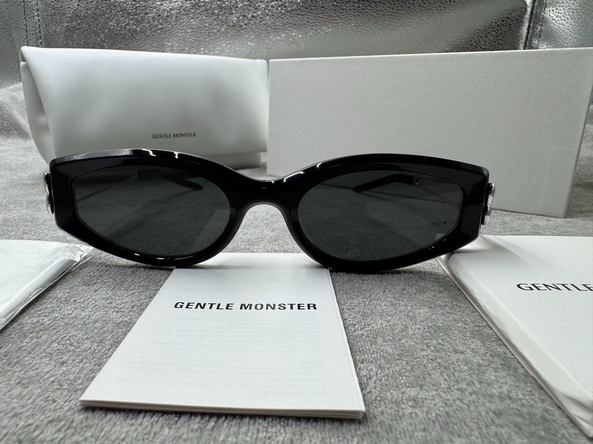 Gentle Monster 型號：solid loop 尺寸：55-21-142 黑色墨鏡