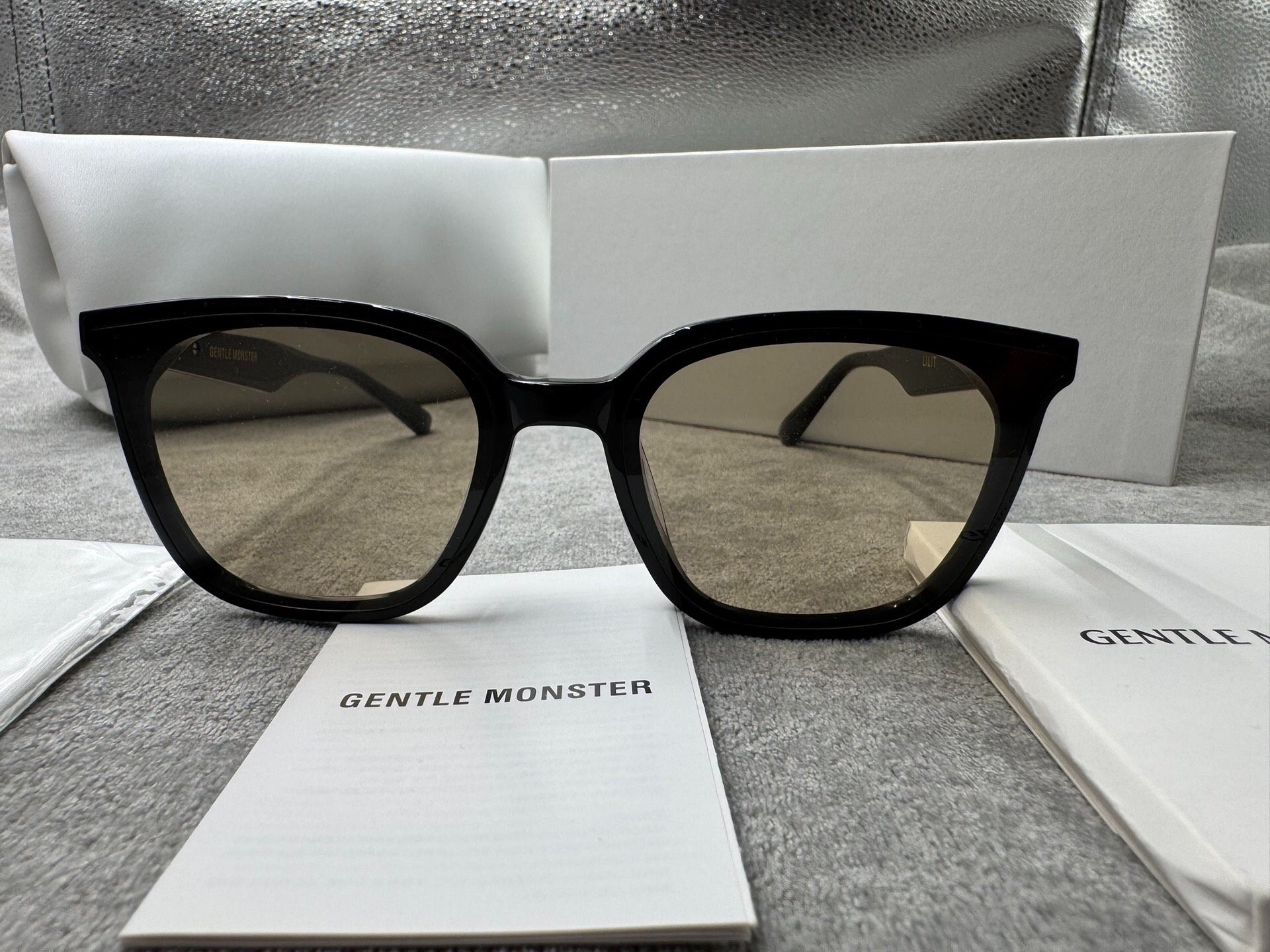 Gentle Monster 型號：lilit 尺寸：63-17-149 黑色墨鏡 茶色鏡片Gentle Monster 型號：lilit 尺寸：63-17-149 黑色墨鏡 茶色鏡片