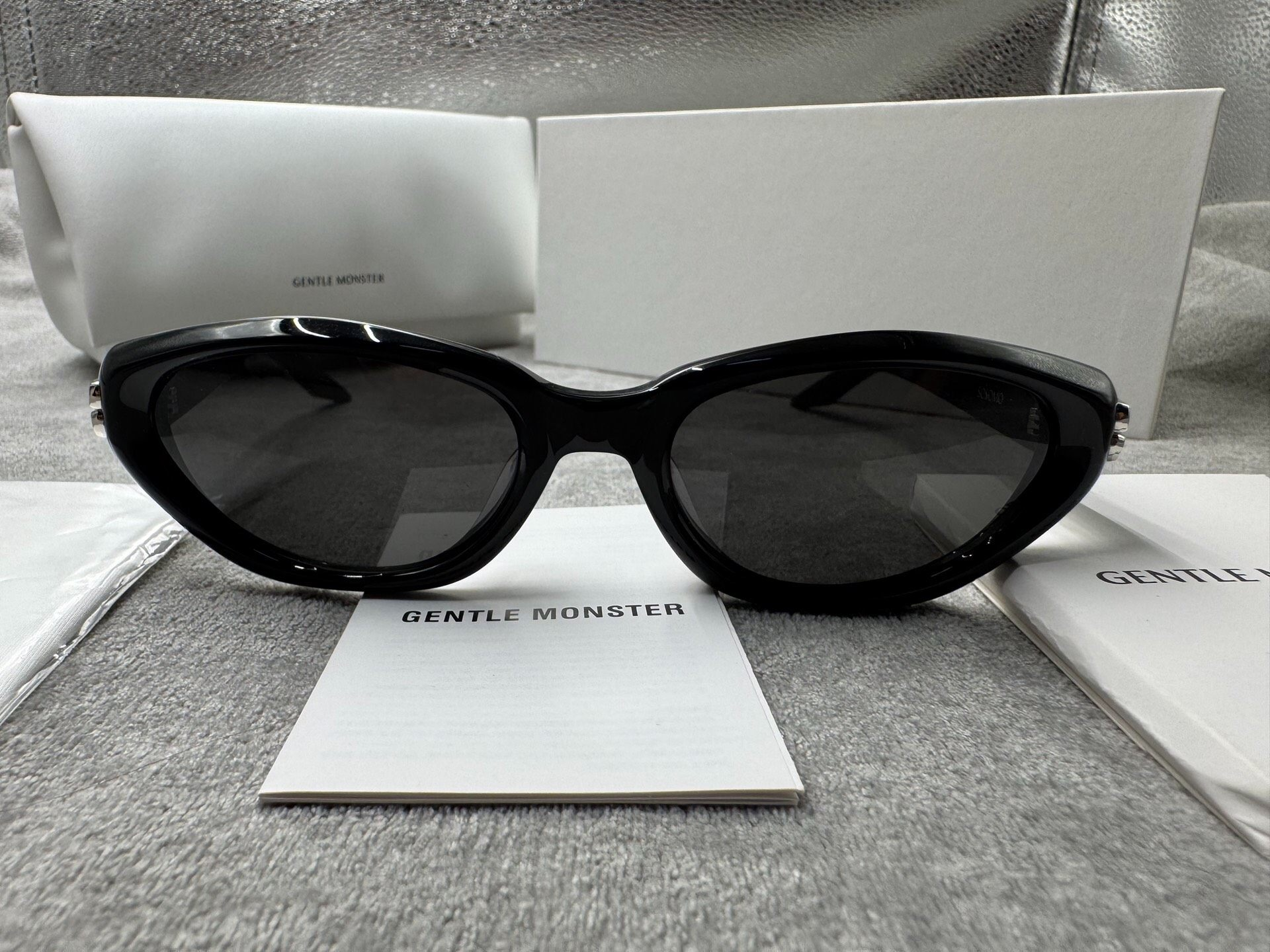 Gentle Monster 型號：sosomo 尺寸：55-20-141 黑色墨鏡
