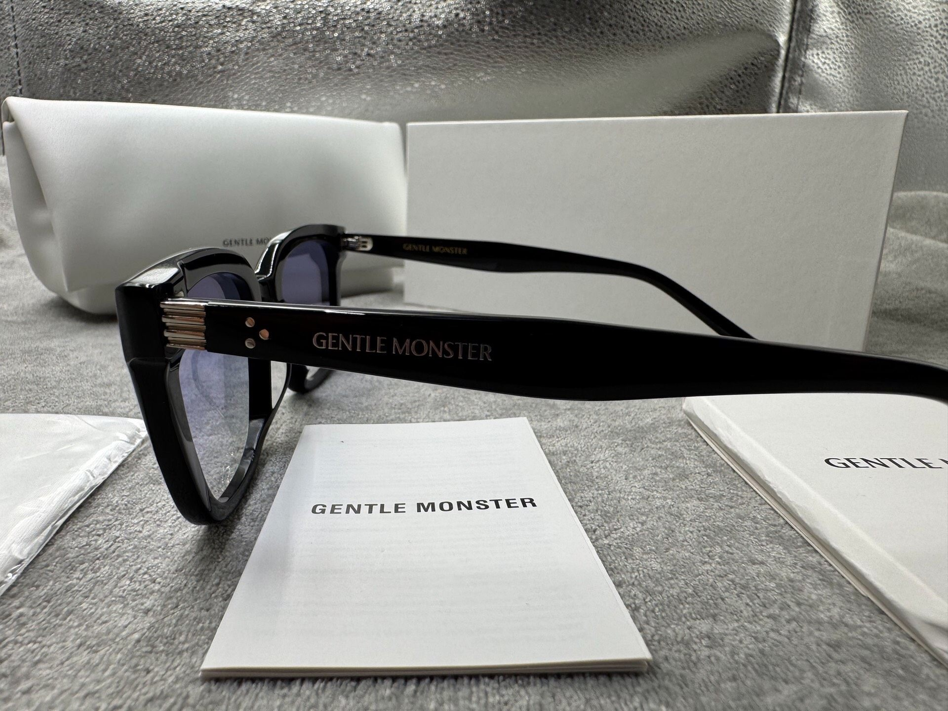 Gentle Monster 型號：numer 尺寸：64-16-146 黑色墨鏡 漸層藍色鏡片