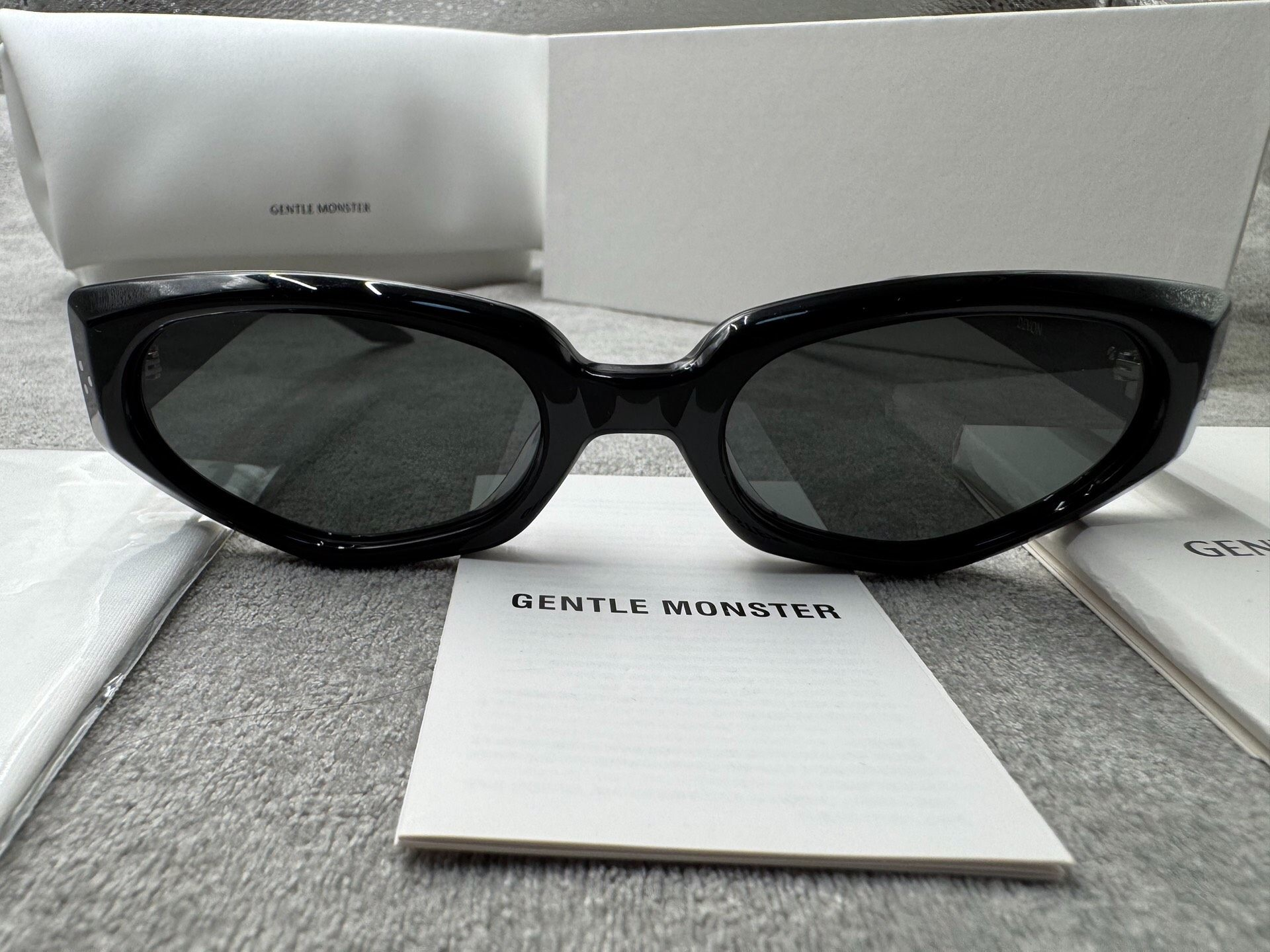 Gentle Monster 型號：devon 尺寸：55-22-146 黑色墨鏡