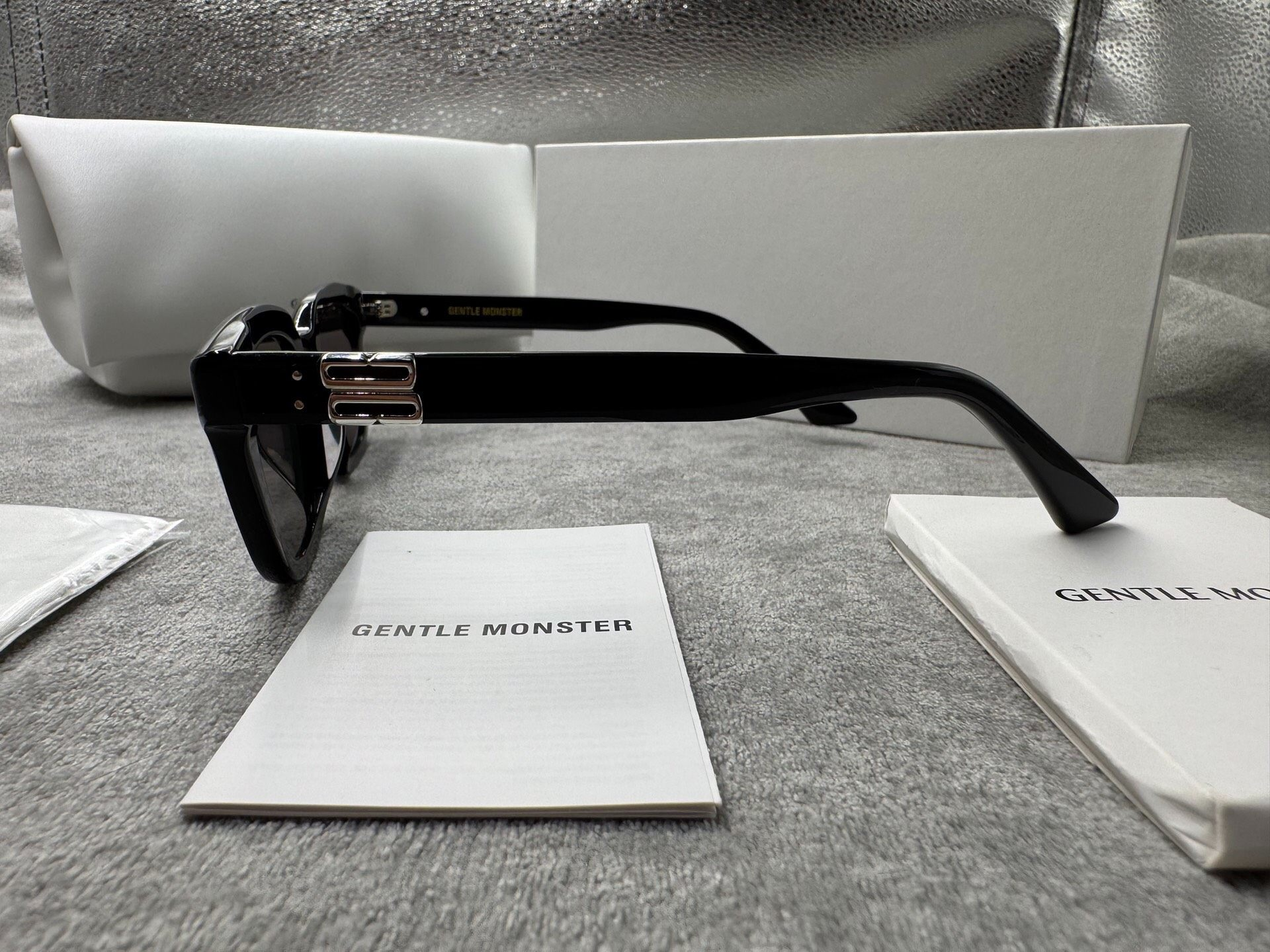 Gentle Monster 型號：musee 尺寸：52-22-143 黑色墨鏡