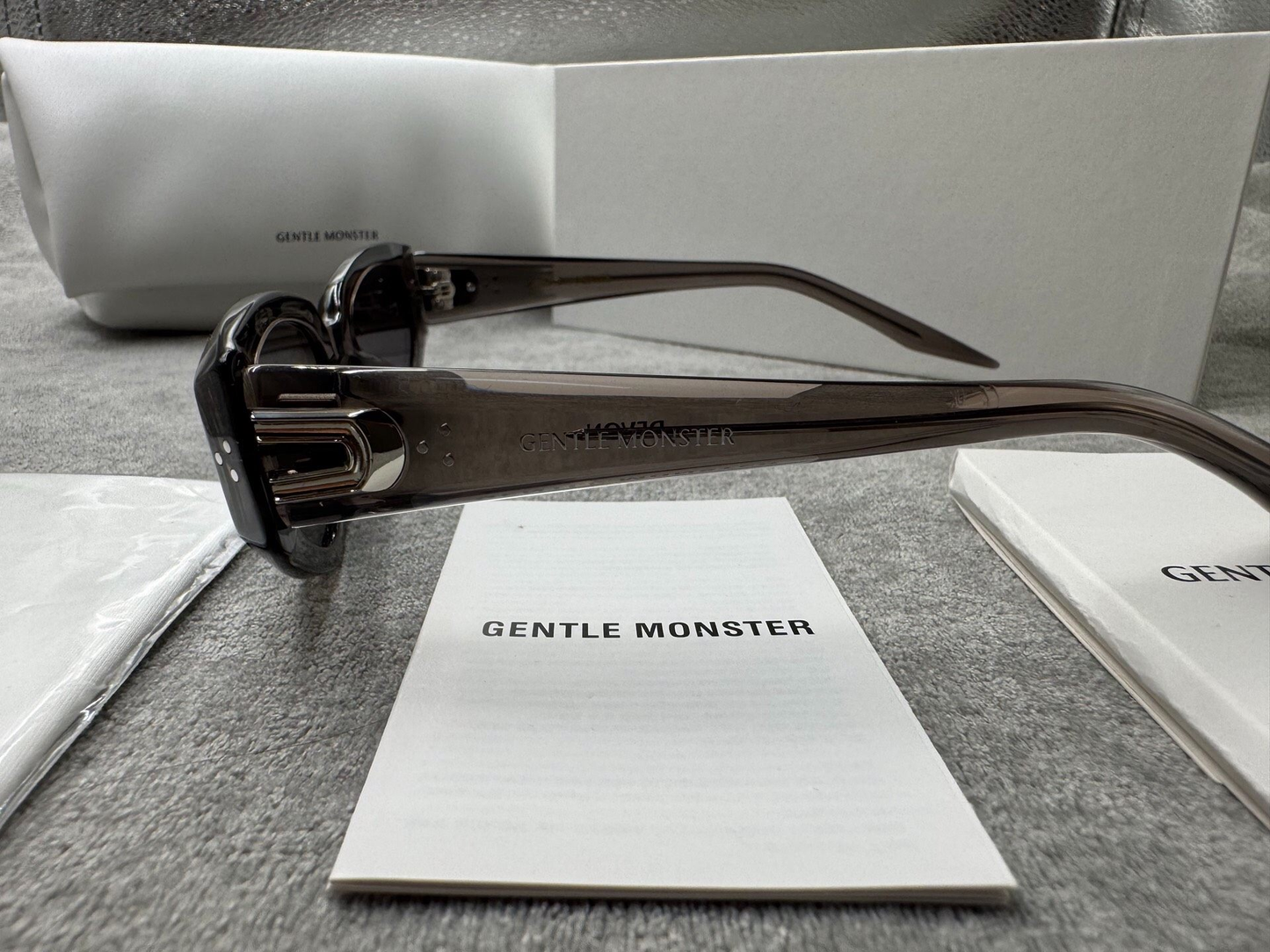 Gentle Monster 型號：devon 尺寸：55-22-146 灰色墨鏡