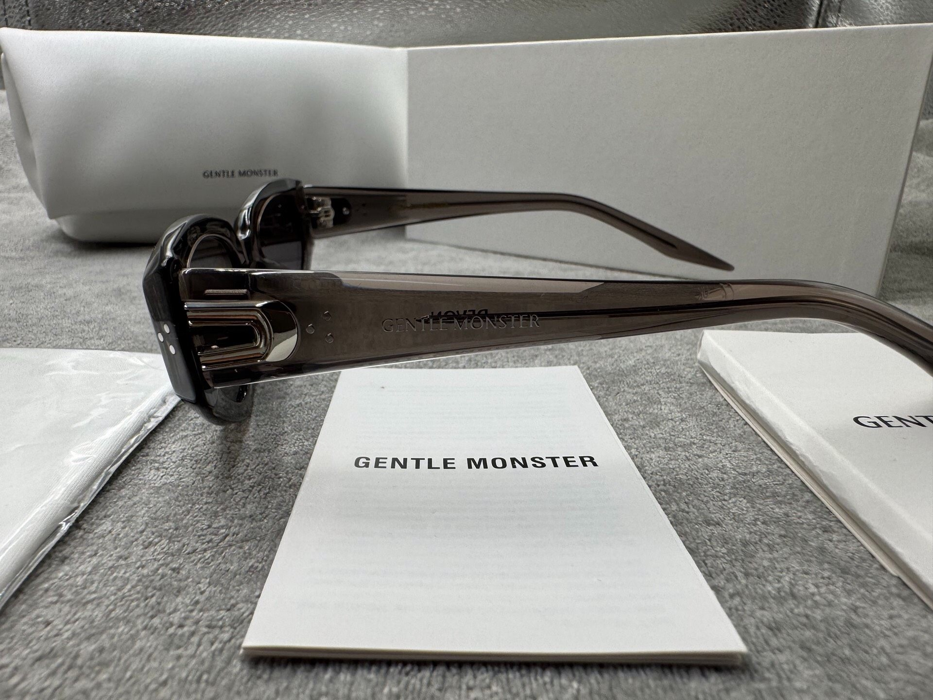 Gentle Monster 型號：devon 尺寸：55-22-146 灰色墨鏡