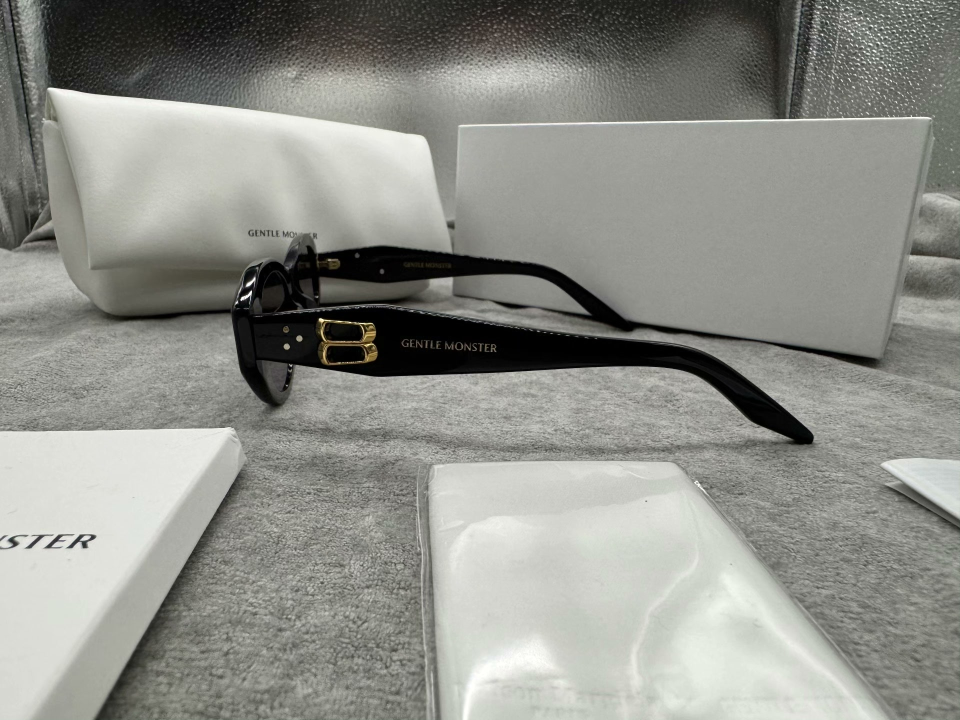 Gentle Monster 型號：vamp 尺寸：53-23-145 黑色墨鏡