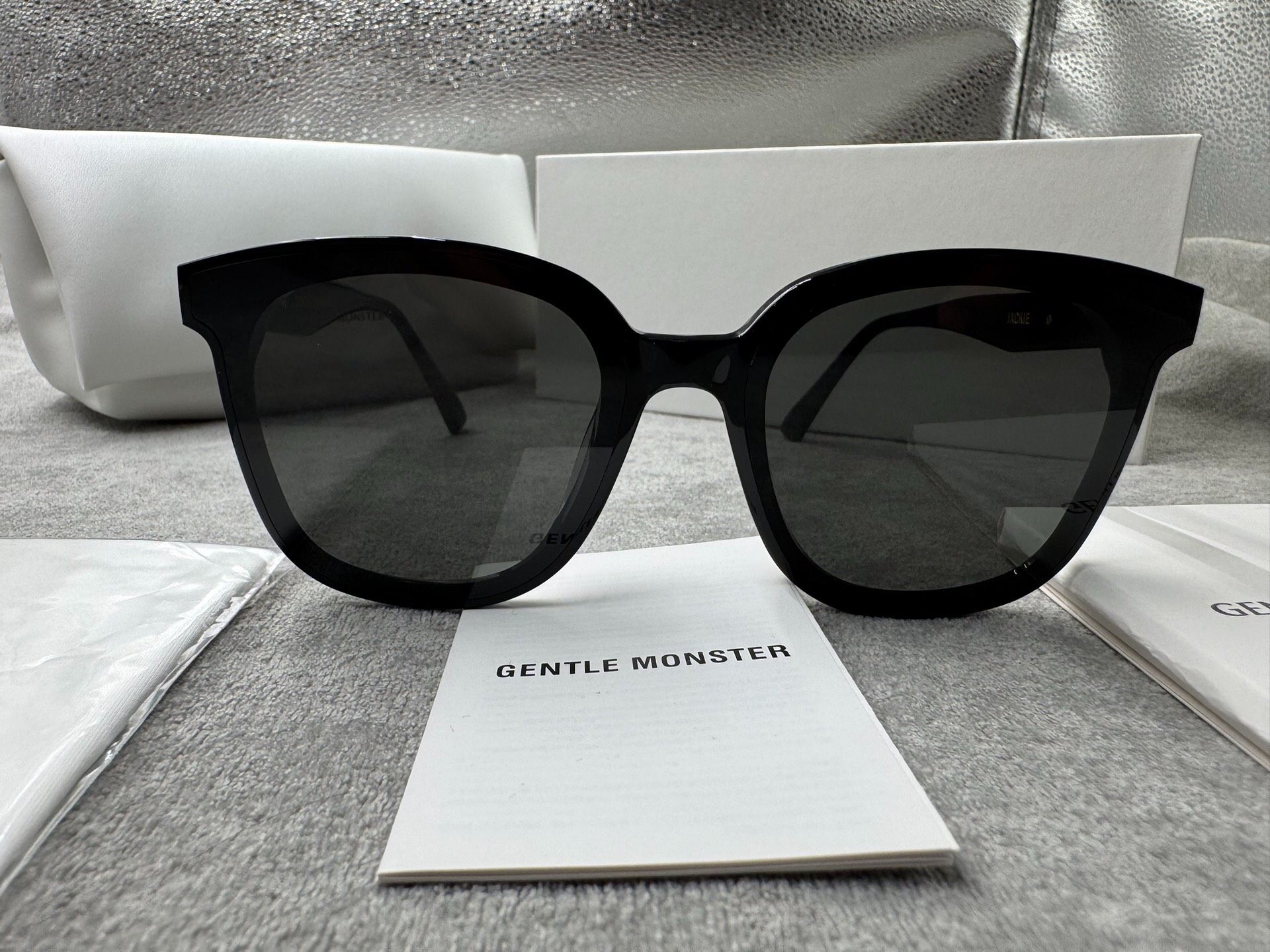 Gentle Monster 型號：jackie 尺寸：65-17-153 黑色墨鏡