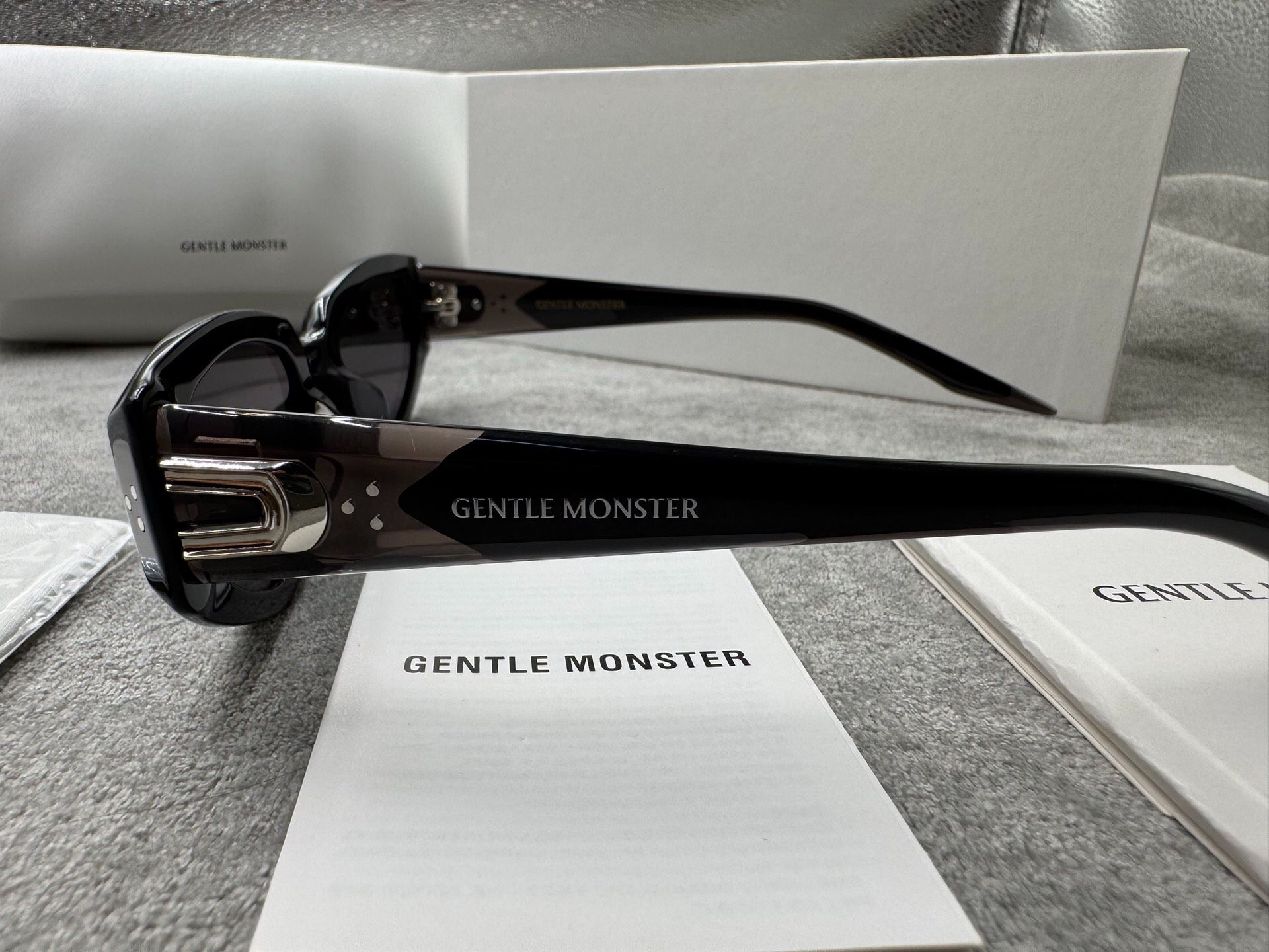 Gentle Monster 型號：devon 尺寸：55-22-146 黑色墨鏡