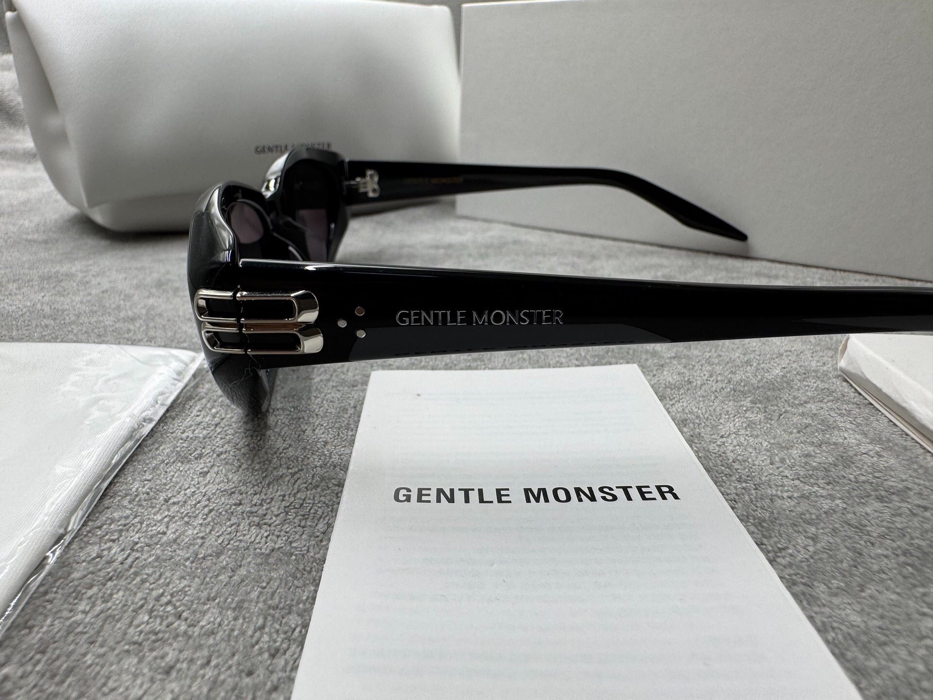 Gentle Monster 型號：sosomo 尺寸：55-20-141 黑色墨鏡