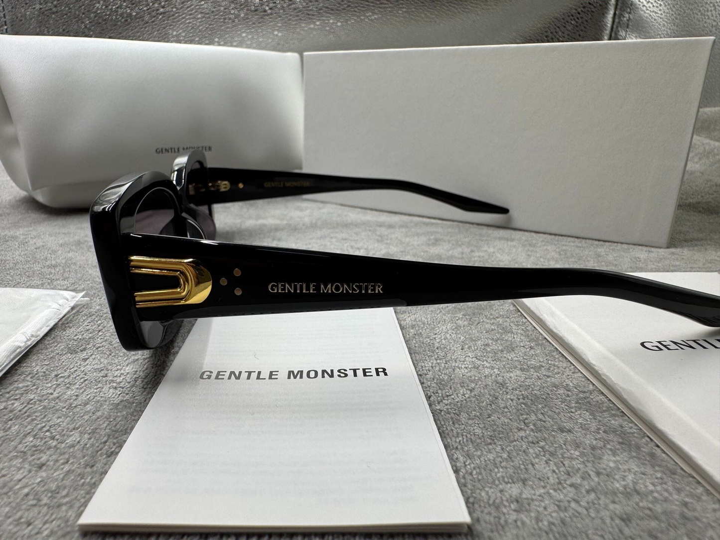 Gentle Monster 型號：Ash 尺寸：52-22-147 黑色墨鏡