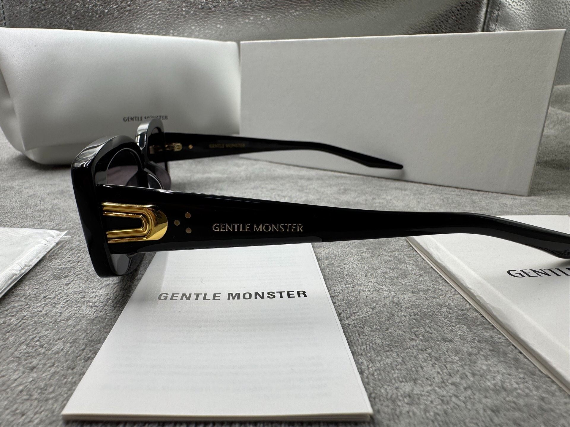 Gentle Monster 型號：Ash 尺寸：52-22-147 黑色墨鏡