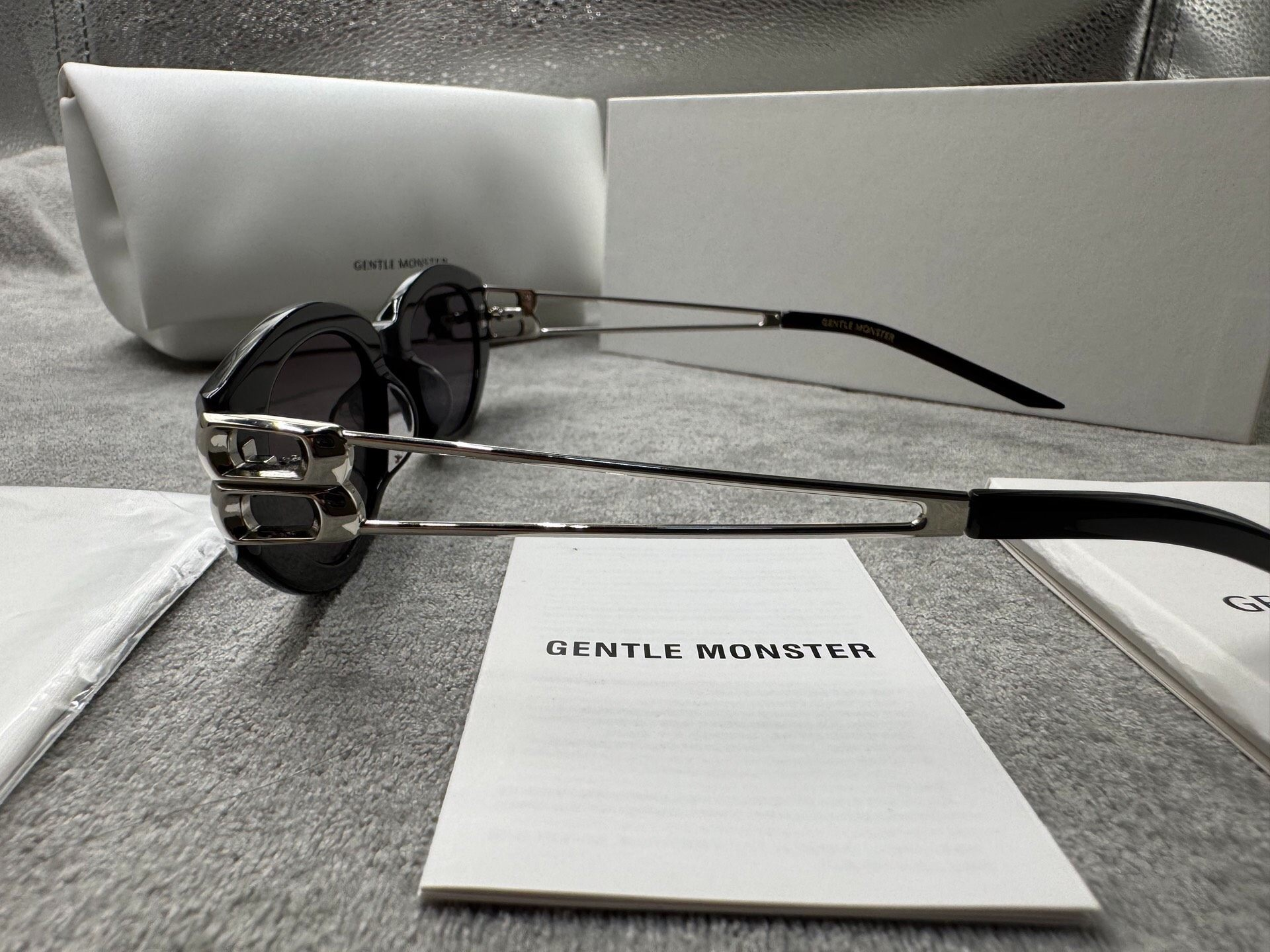 Gentle Monster 型號：kunst 尺寸：53-22-143 黑色墨鏡