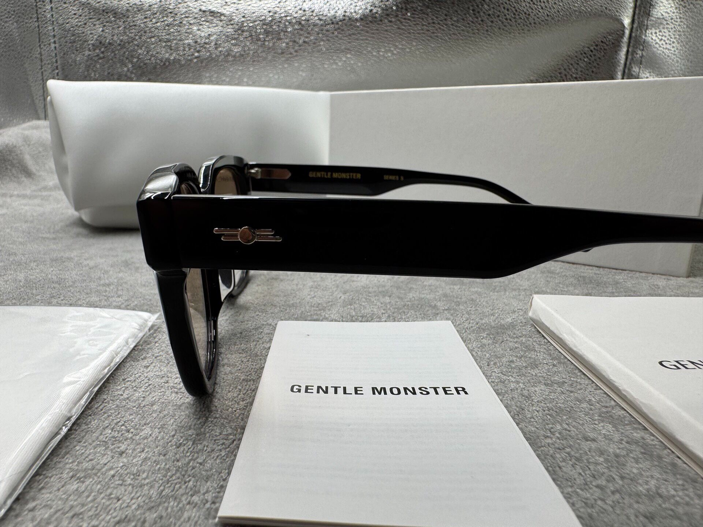 Gentle Monster 型號：una.c 尺寸：53-20-154 黑色墨鏡