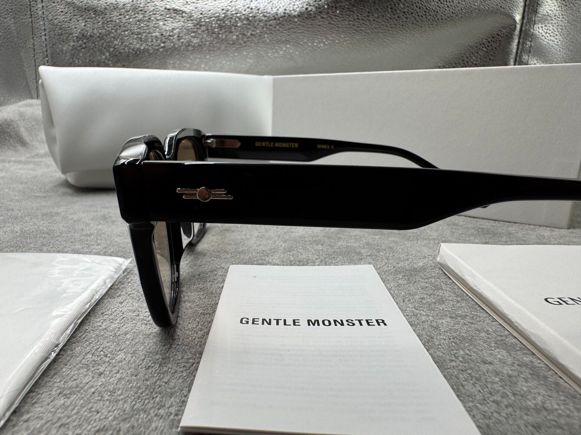 Gentle Monster 型號：una.c 尺寸：53-20-154 黑色墨鏡