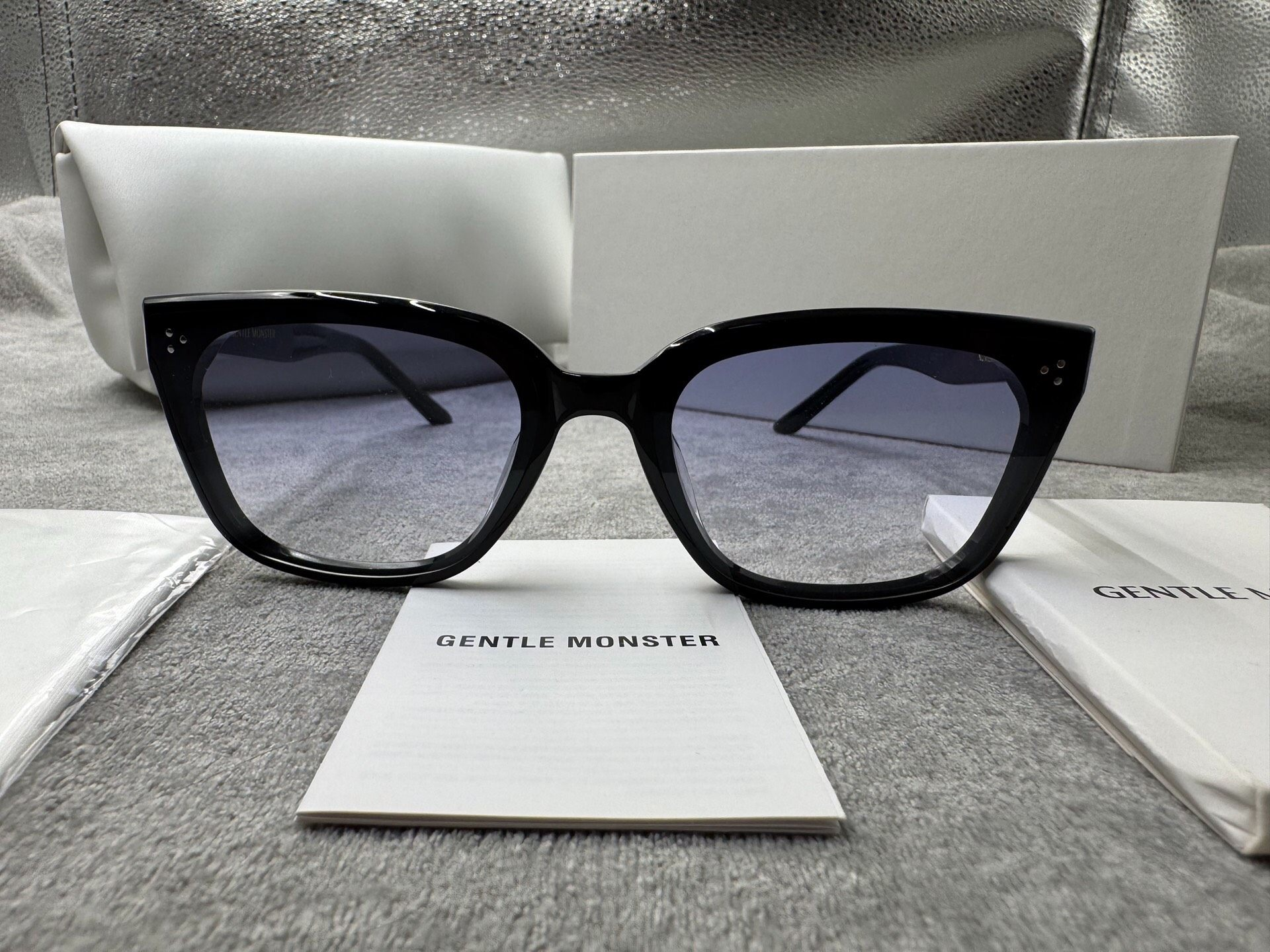Gentle Monster 型號：numer 尺寸：64-16-146 黑色墨鏡 漸層藍色鏡片