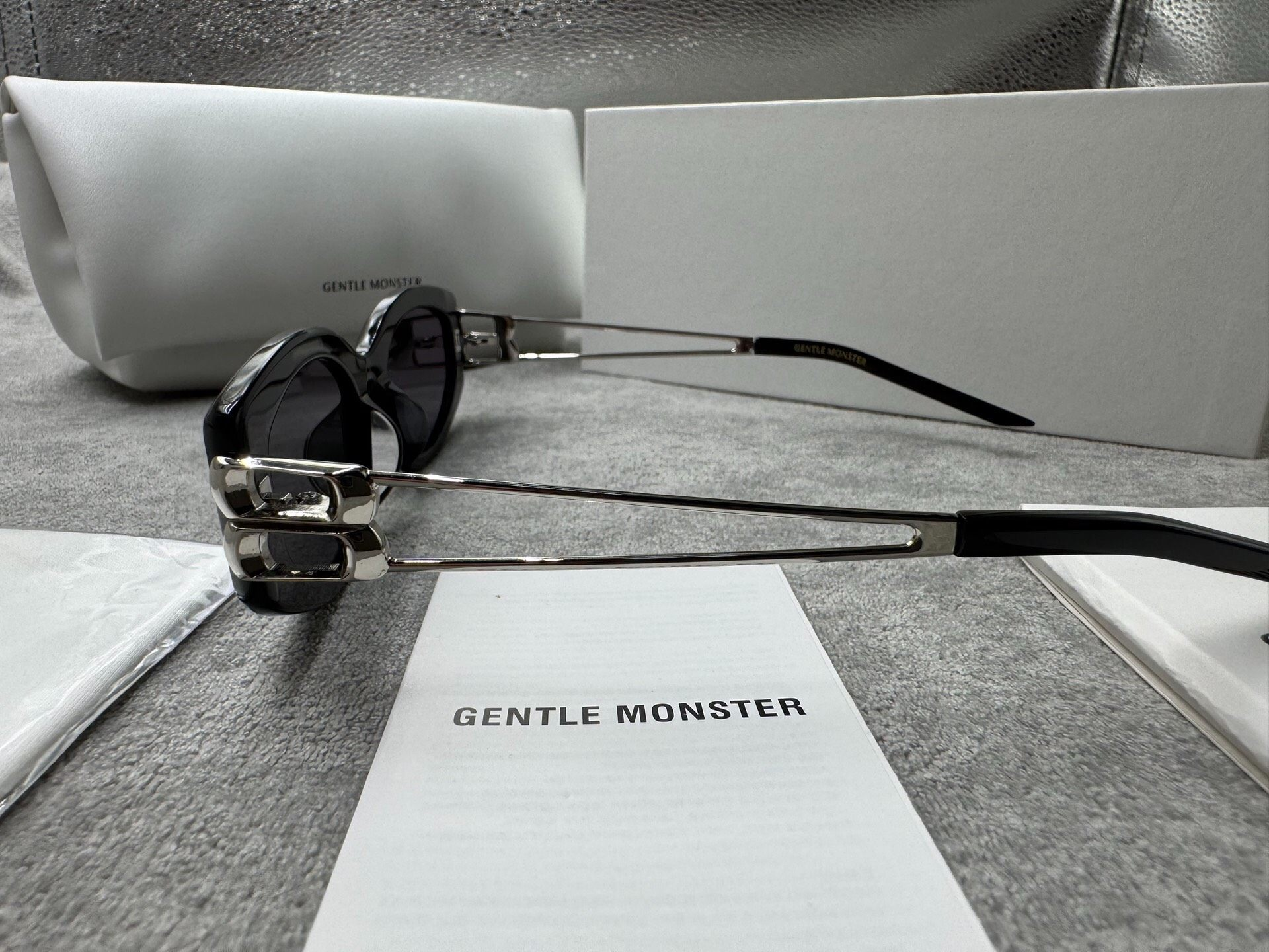 Gentle Monster 型號：solid loop 尺寸：55-21-142 黑色墨鏡