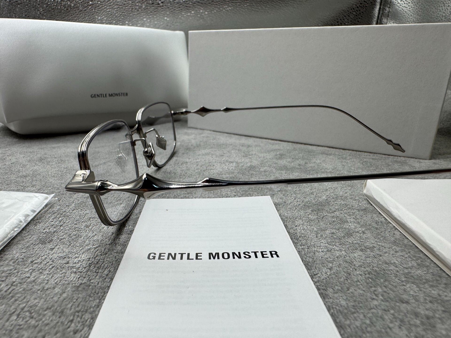 Gentle Monster 型號：Atomic 尺寸：56-17-151 銀色光學眼鏡