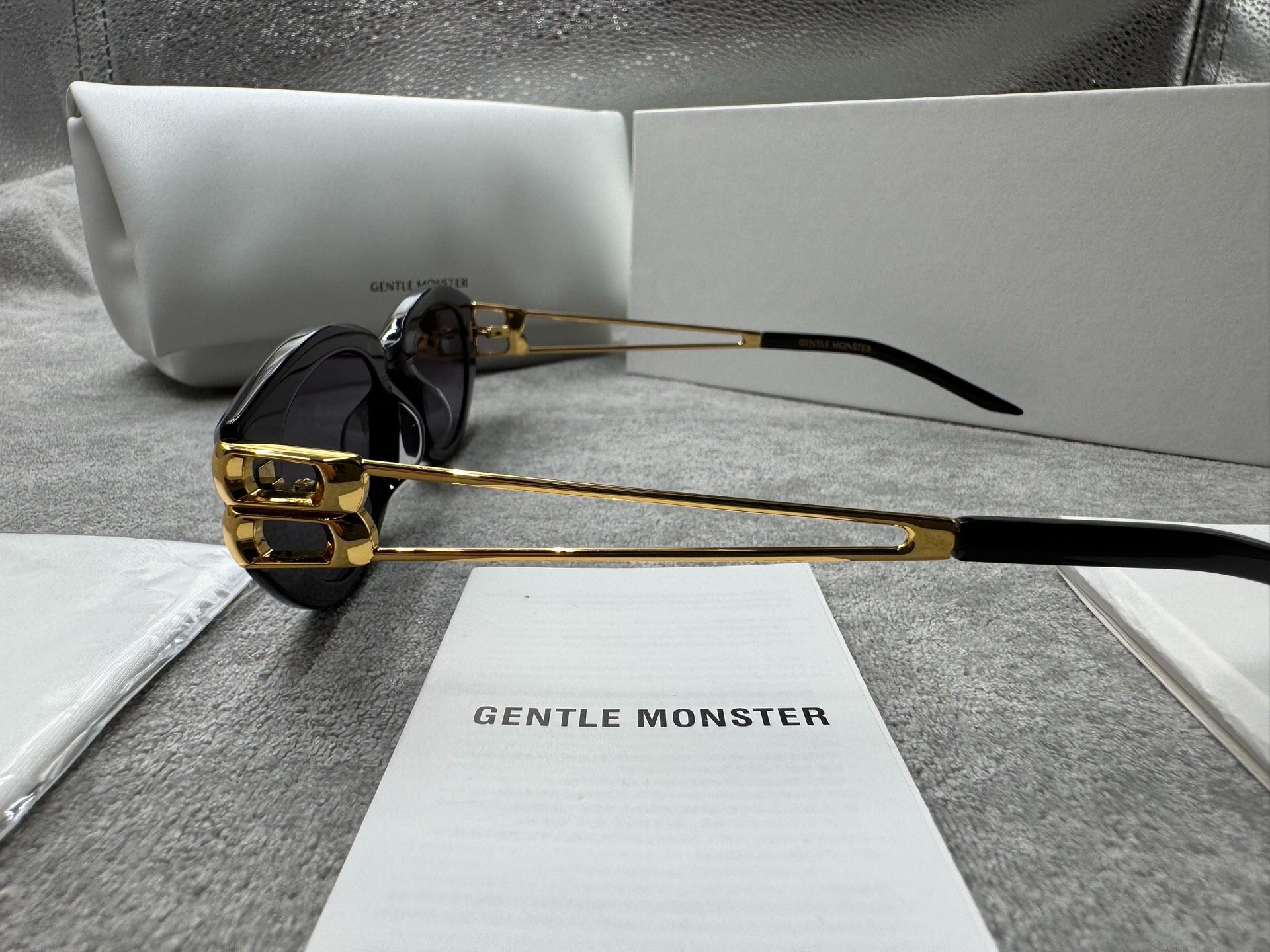 Gentle Monster 型號：kunst 尺寸：53-22-143 金色墨鏡