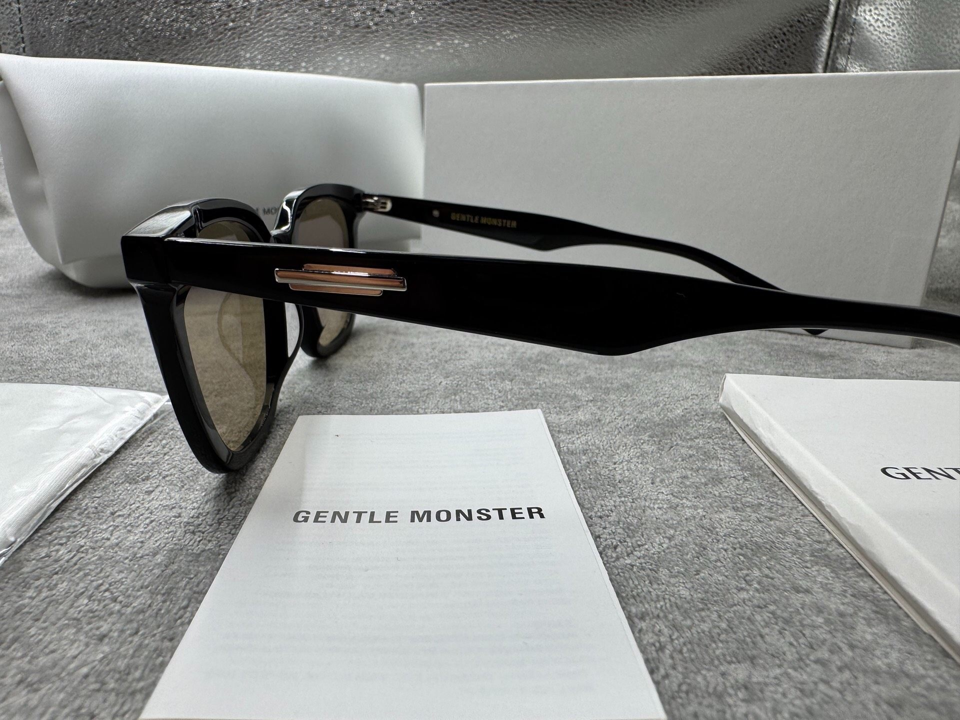 Gentle Monster 型號：lilit 尺寸：63-17-149 黑色墨鏡 茶色鏡片Gentle Monster 型號：lilit 尺寸：63-17-149 黑色墨鏡 茶色鏡片