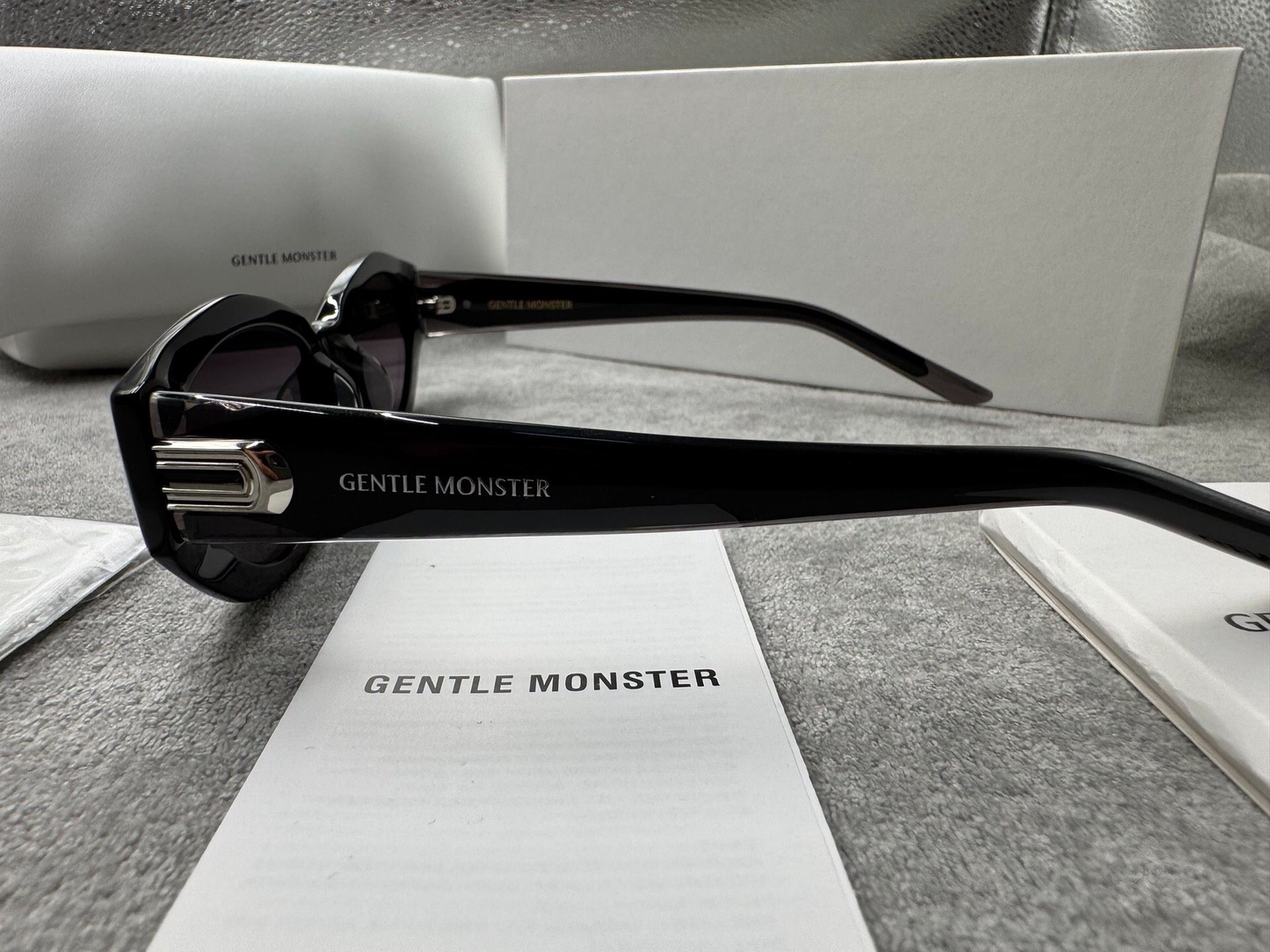 Gentle Monster 型號：dada 尺寸：55-20-144 黑色墨鏡