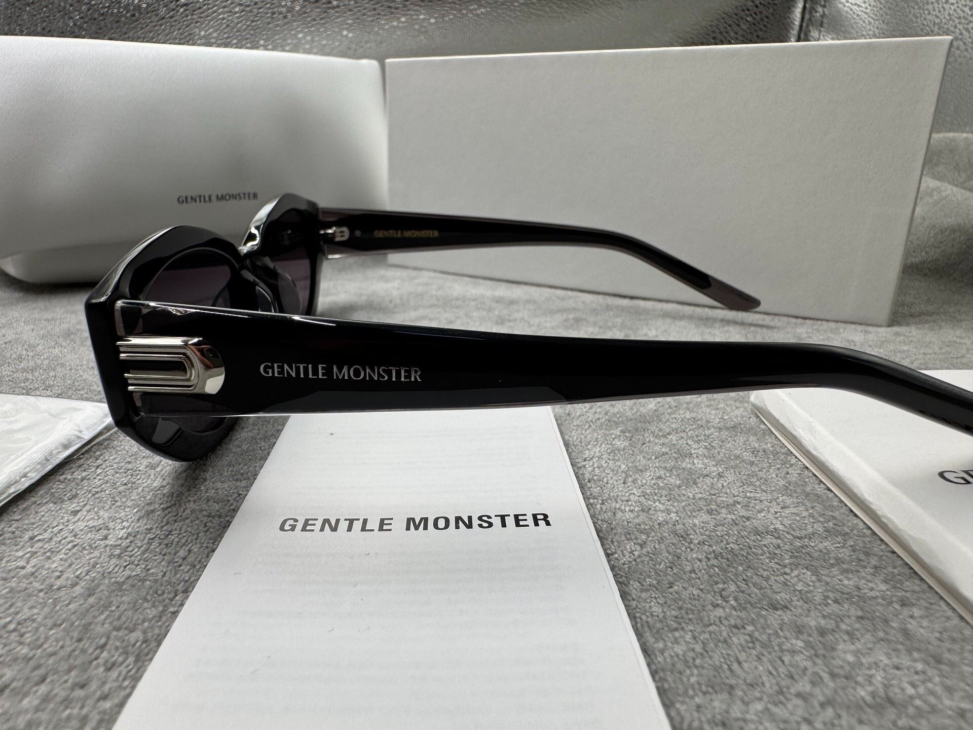 Gentle Monster 型號：dada 尺寸：55-20-144 黑色墨鏡