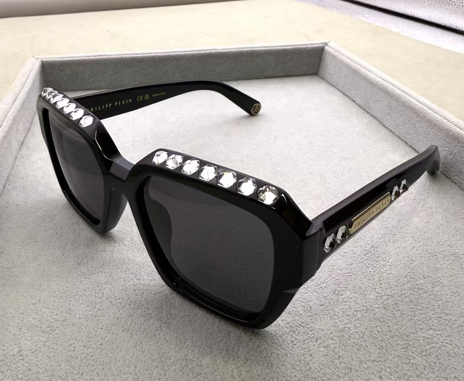 全新Philipp Plein 女款太陽眼鏡 施華洛世奇水鑽 size：55-20-150 灰色鏡片