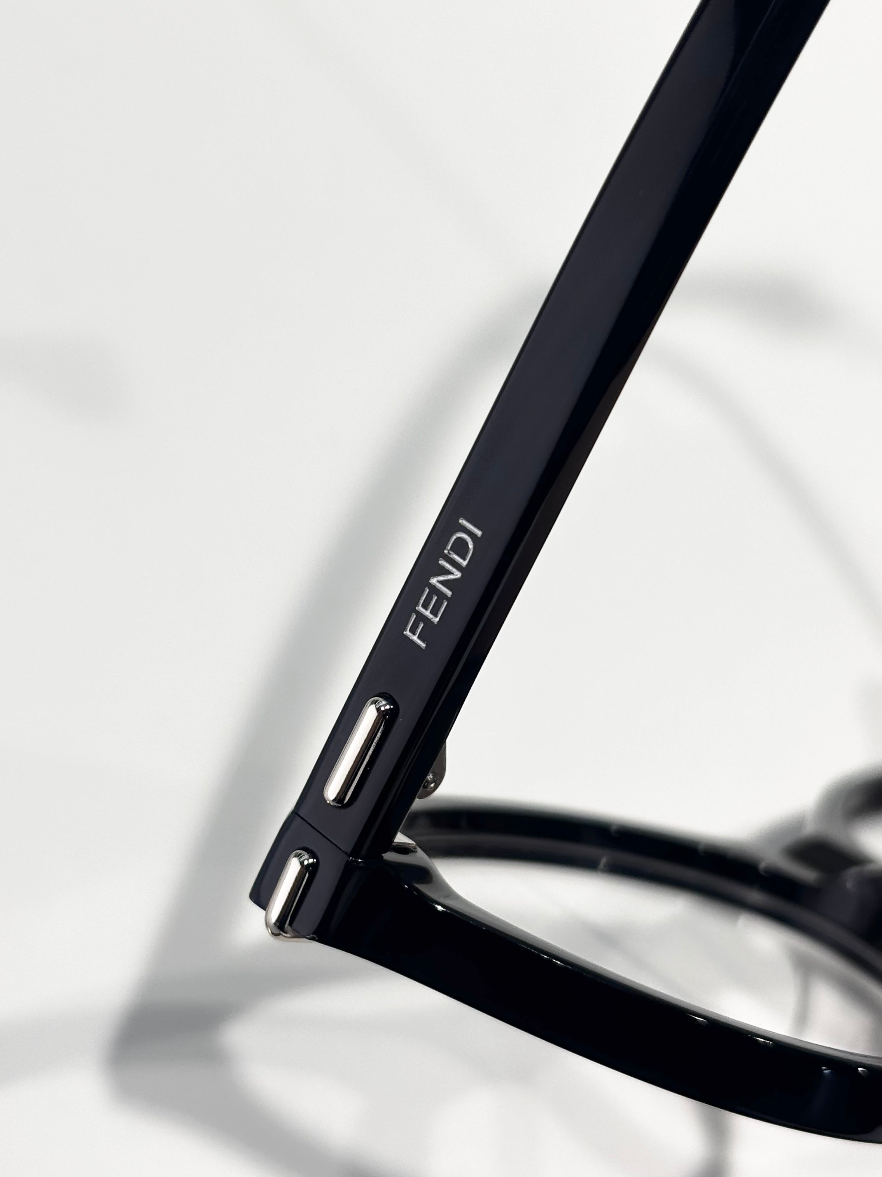 Fendi ：FE50126I SIZE：53口16-140 黑