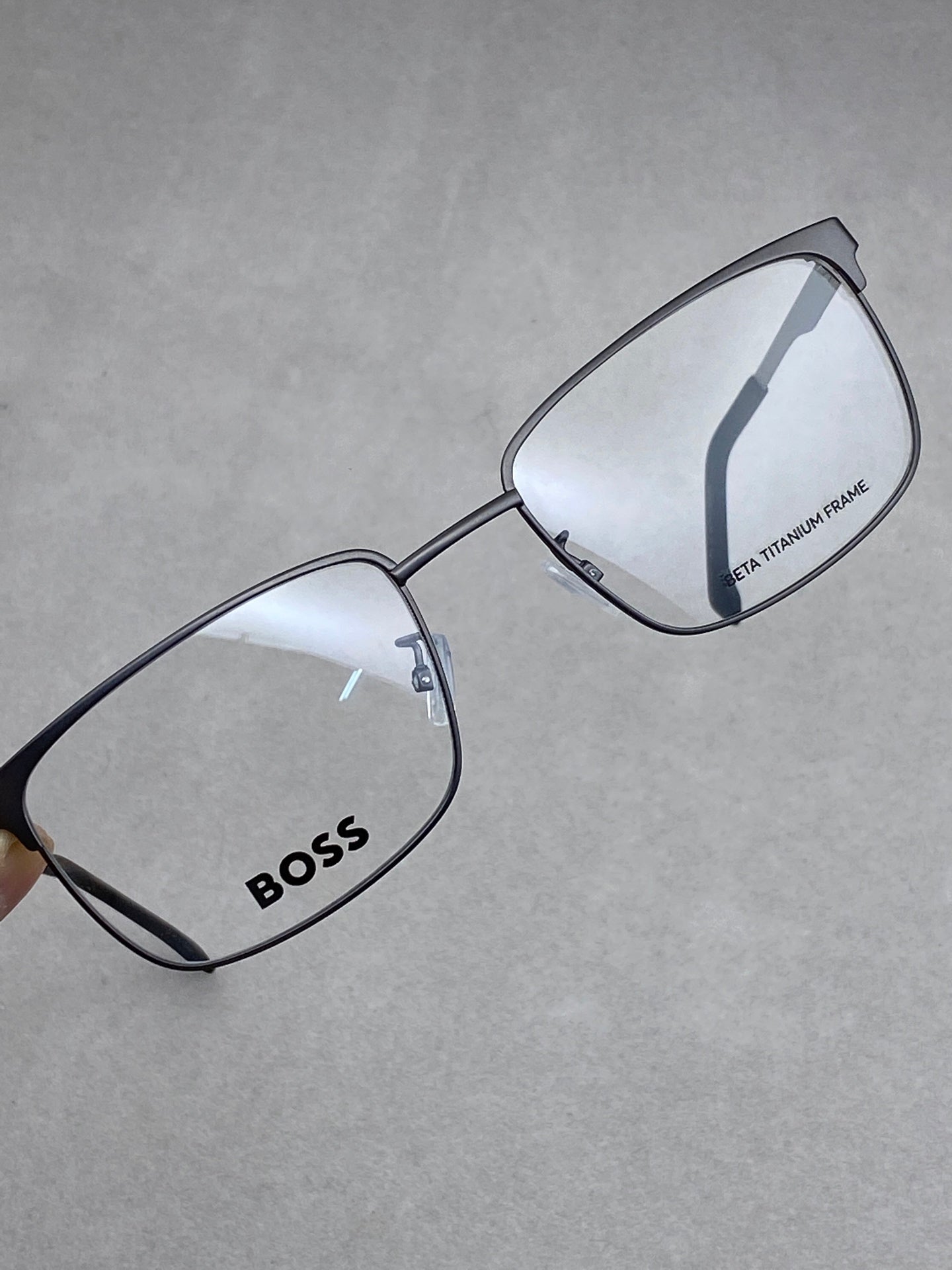 HUGO BOSS，鈦架系列， 獨立可調式鼻托，尺寸56-19-145