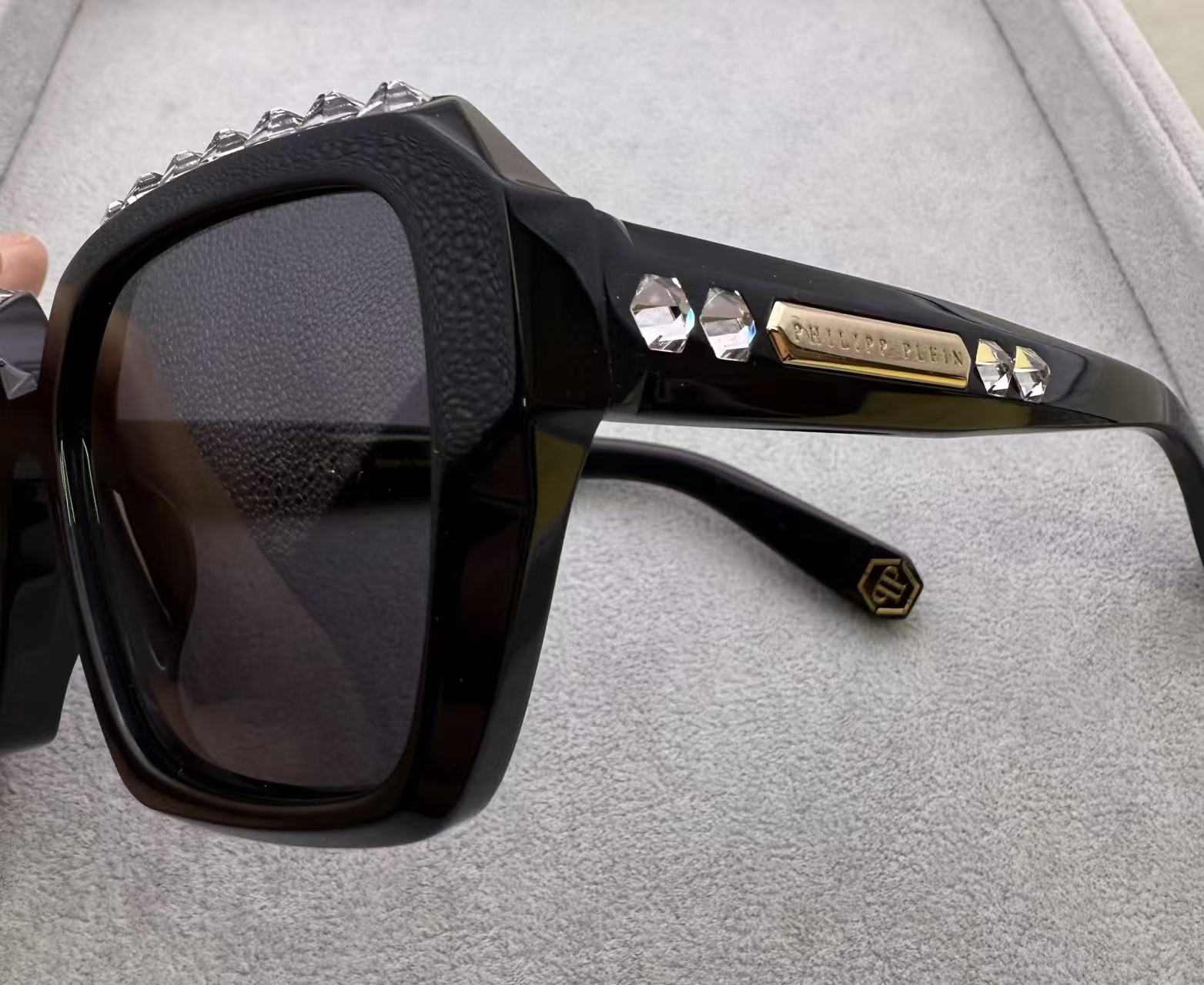 全新Philipp Plein 女款太陽眼鏡 施華洛世奇水鑽 size：55-20-150 灰色鏡片