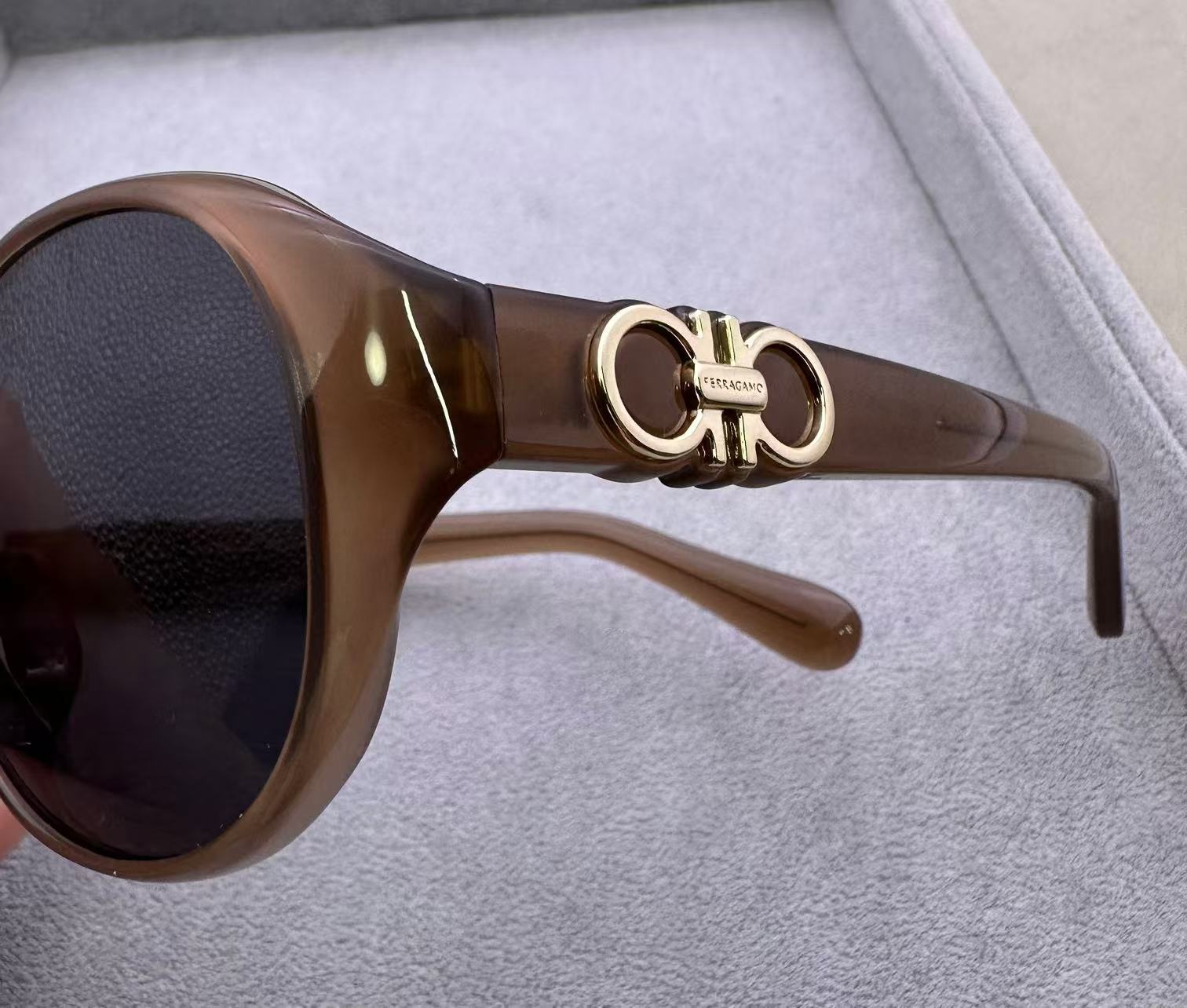 FERRAGAMO SF2050SLBK  茶色框灰色镜片 尺码59-17-140