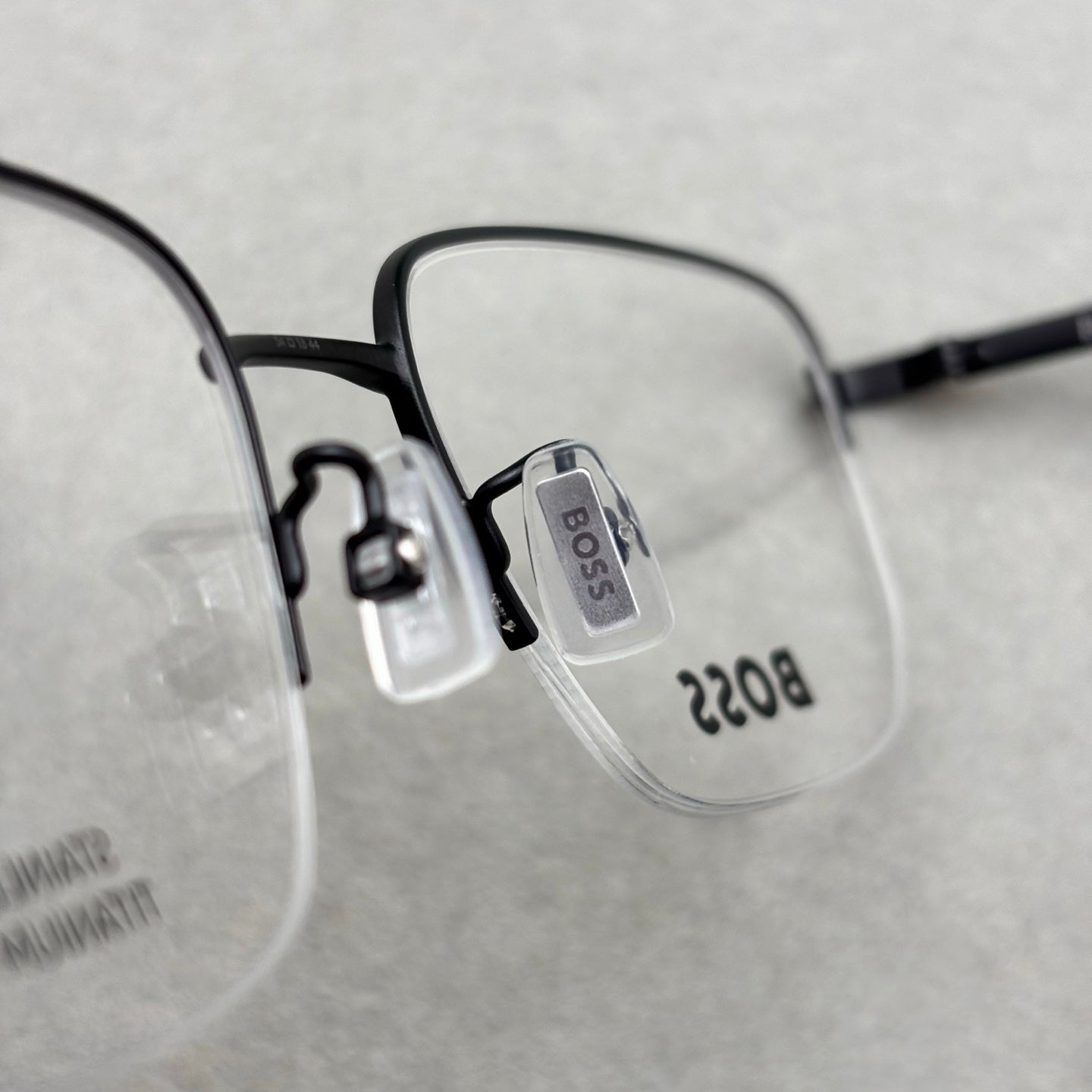 HUGO BOSS 男女眼鏡 鈦合金 size：54-18-145總寬145框高40