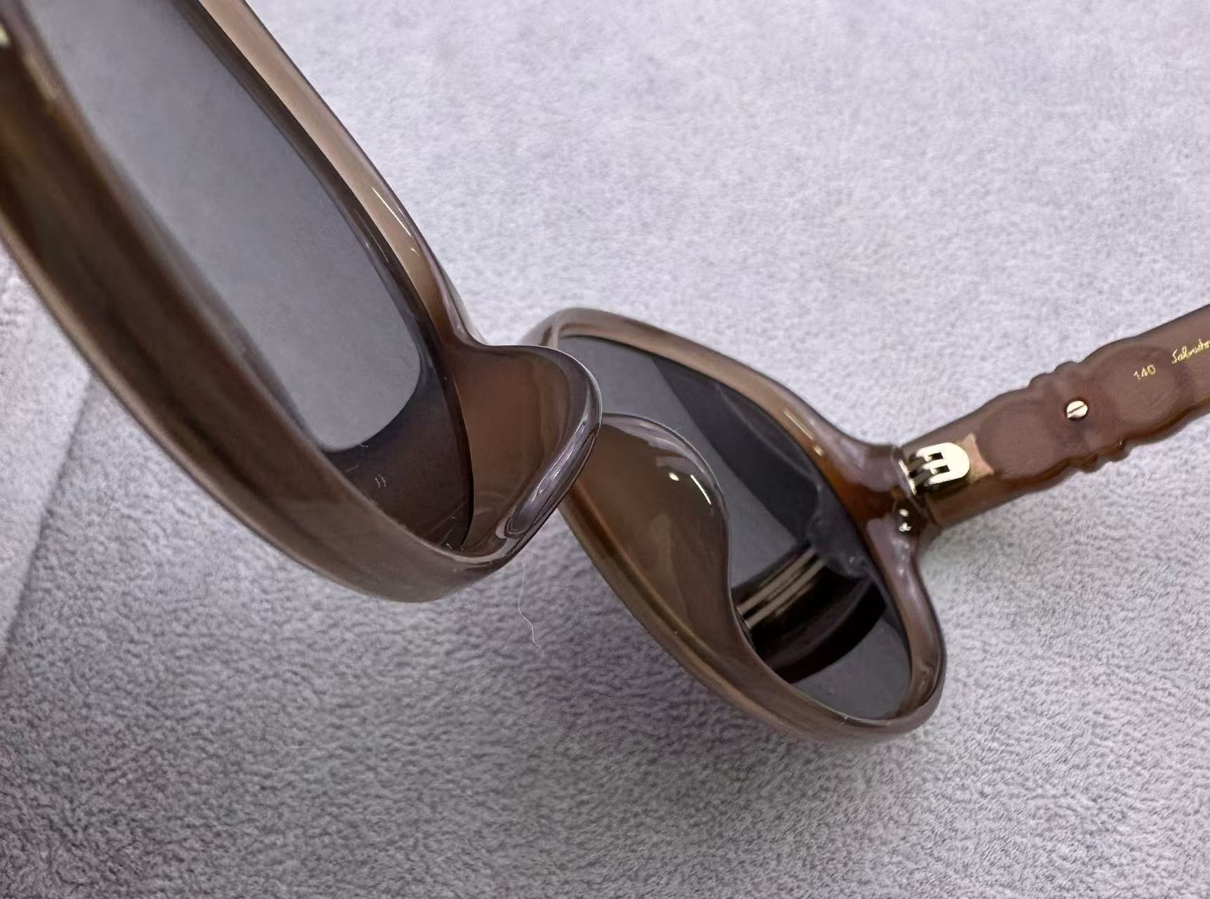 FERRAGAMO SF2050SLBK  茶色框灰色镜片 尺码59-17-140