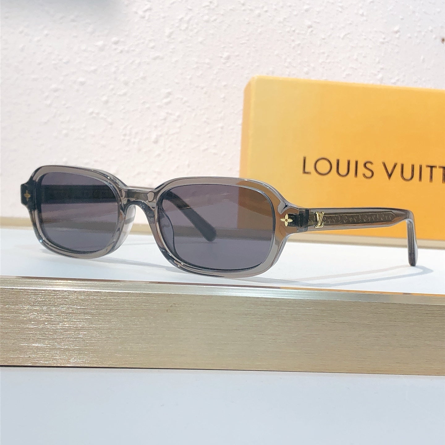 LOUIS VUITTON Z3045U  SIZE：54口17-145