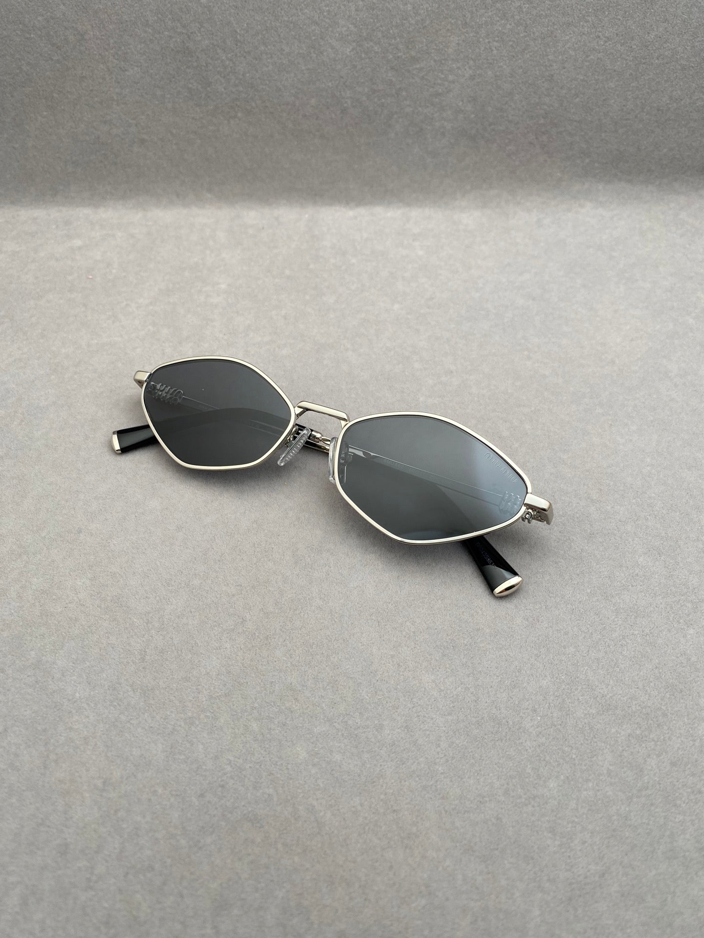 MIUMIU SMU56Z 尺寸 56口17-145