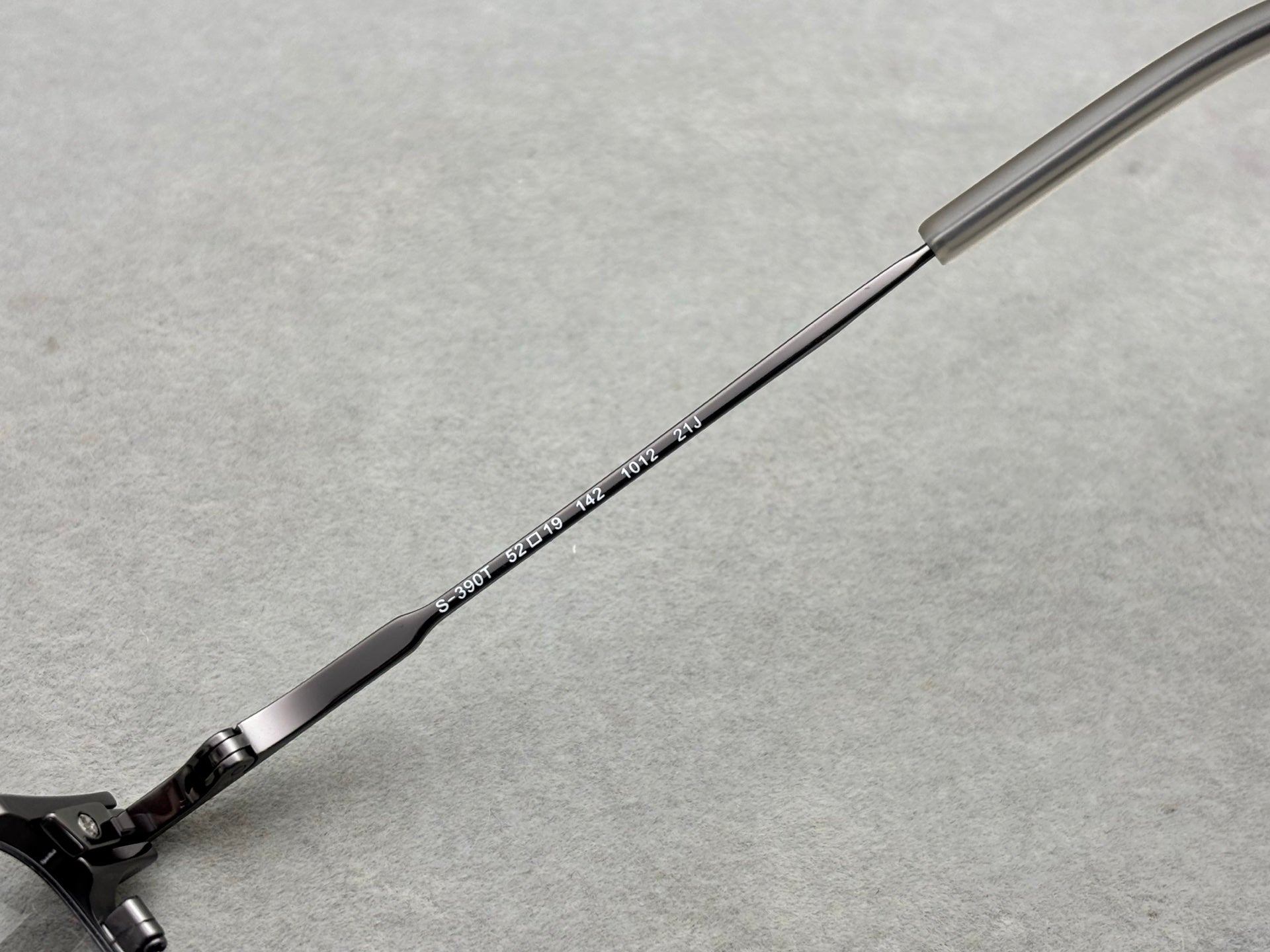 日本 999.9 男女眼鏡 純鈦 size：48-21-142總寬143框高42