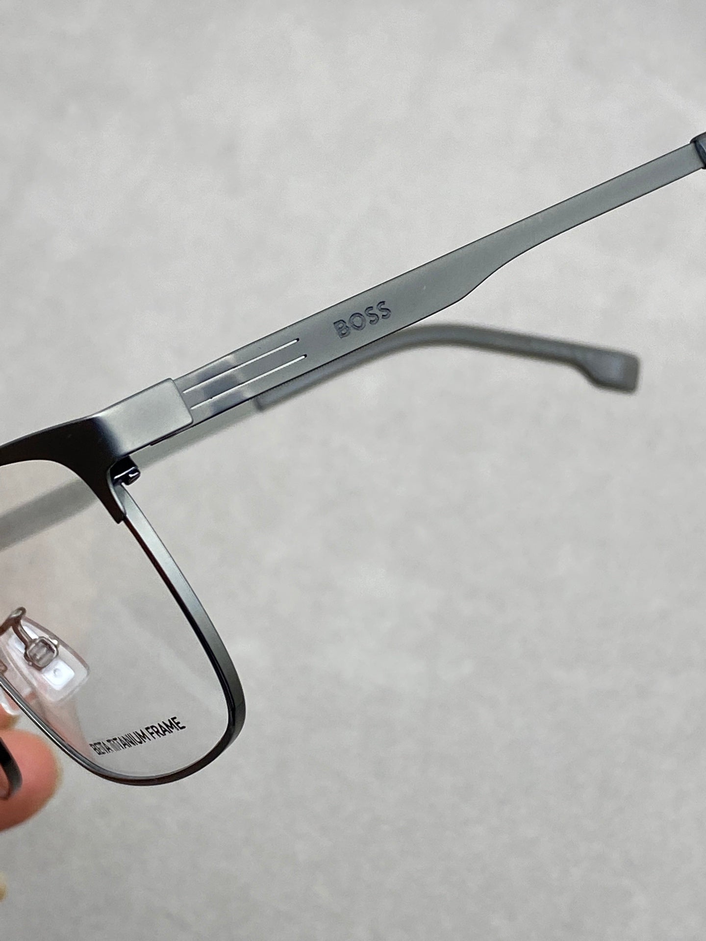 HUGO BOSS，鈦架系列， 獨立可調式鼻托，尺寸56-19-145