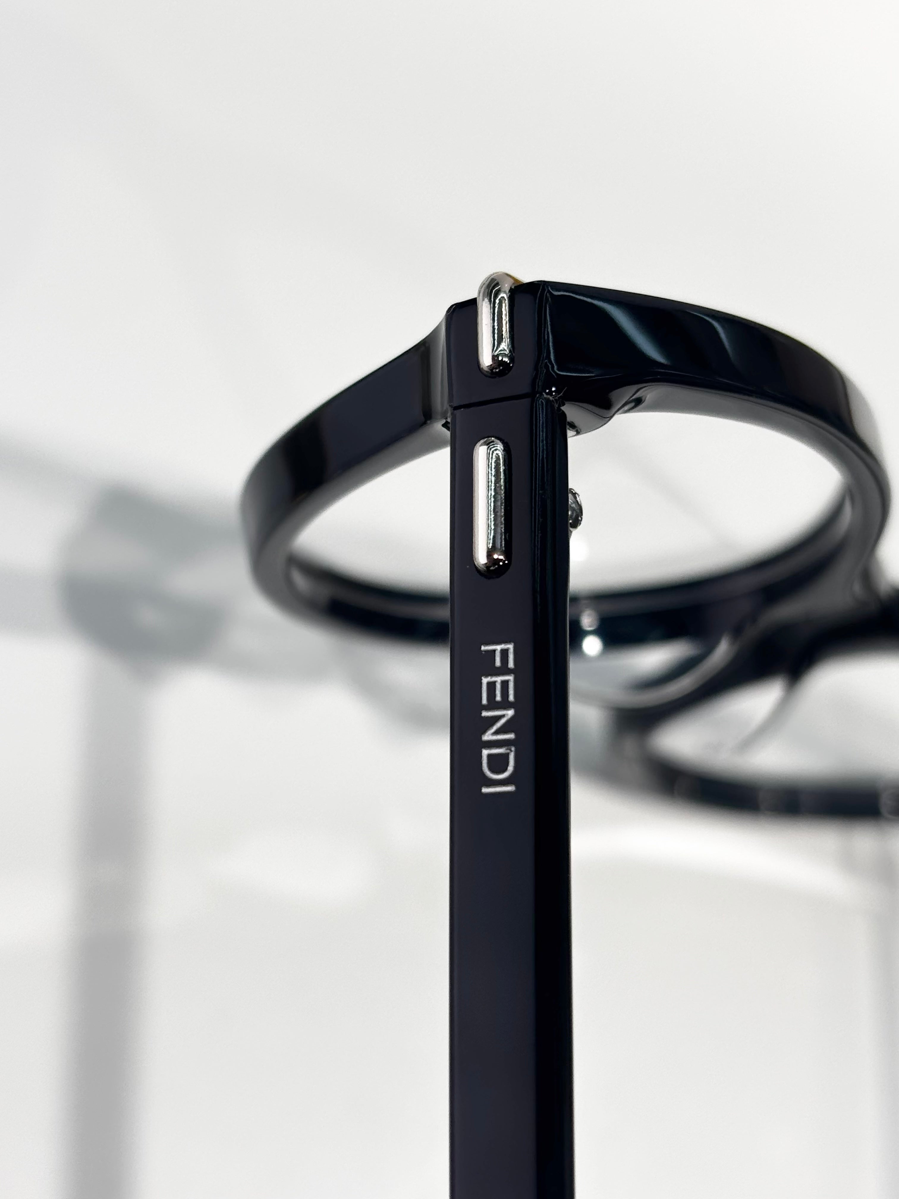 Fendi ：FE50126I SIZE：53口16-140 黑