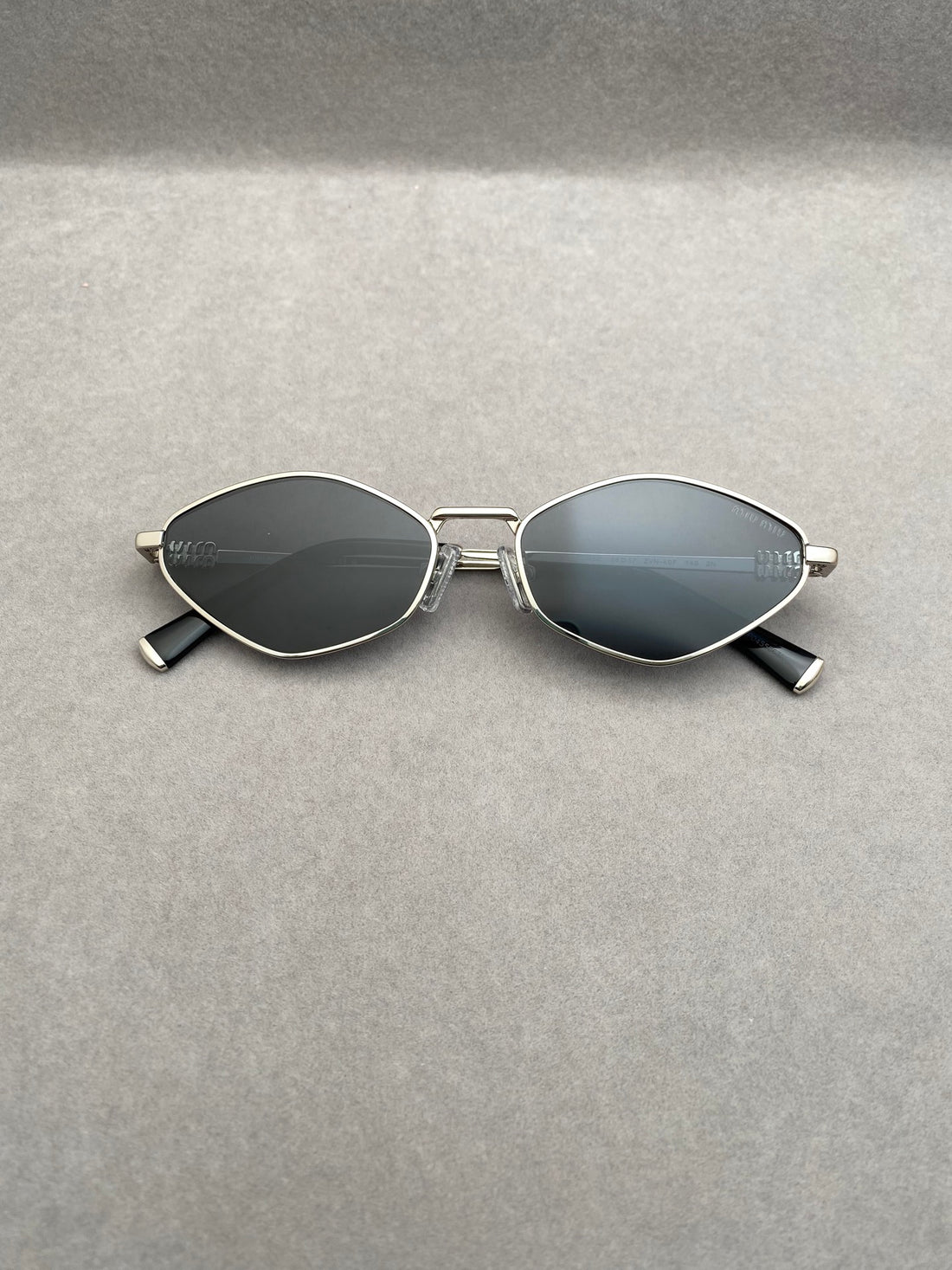 MIUMIU SMU56Z 尺寸 56口17-145