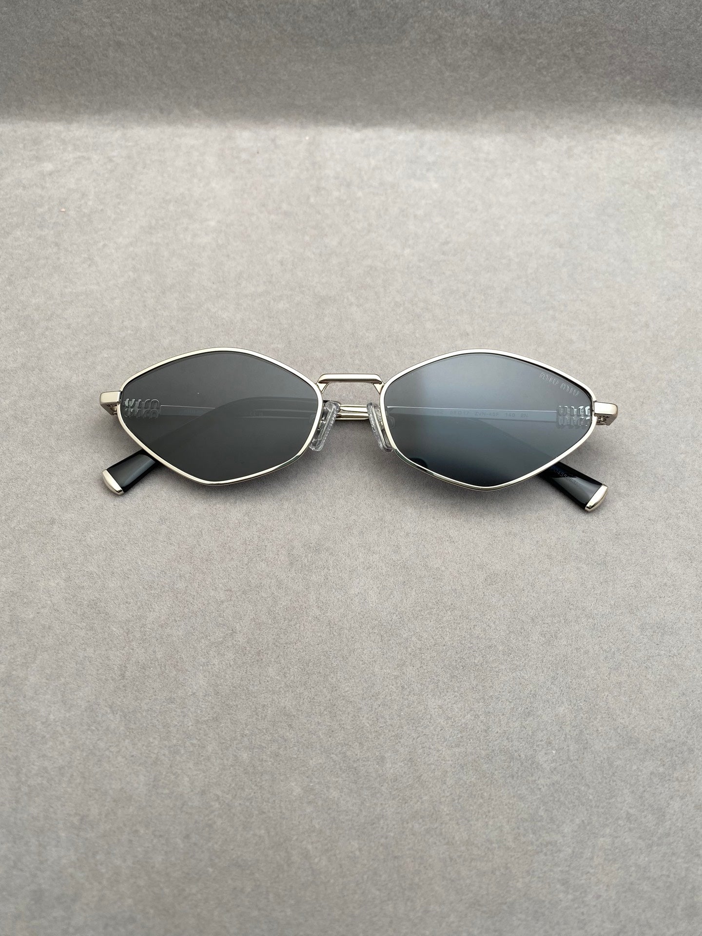 MIUMIU SMU56Z 尺寸 56口17-145