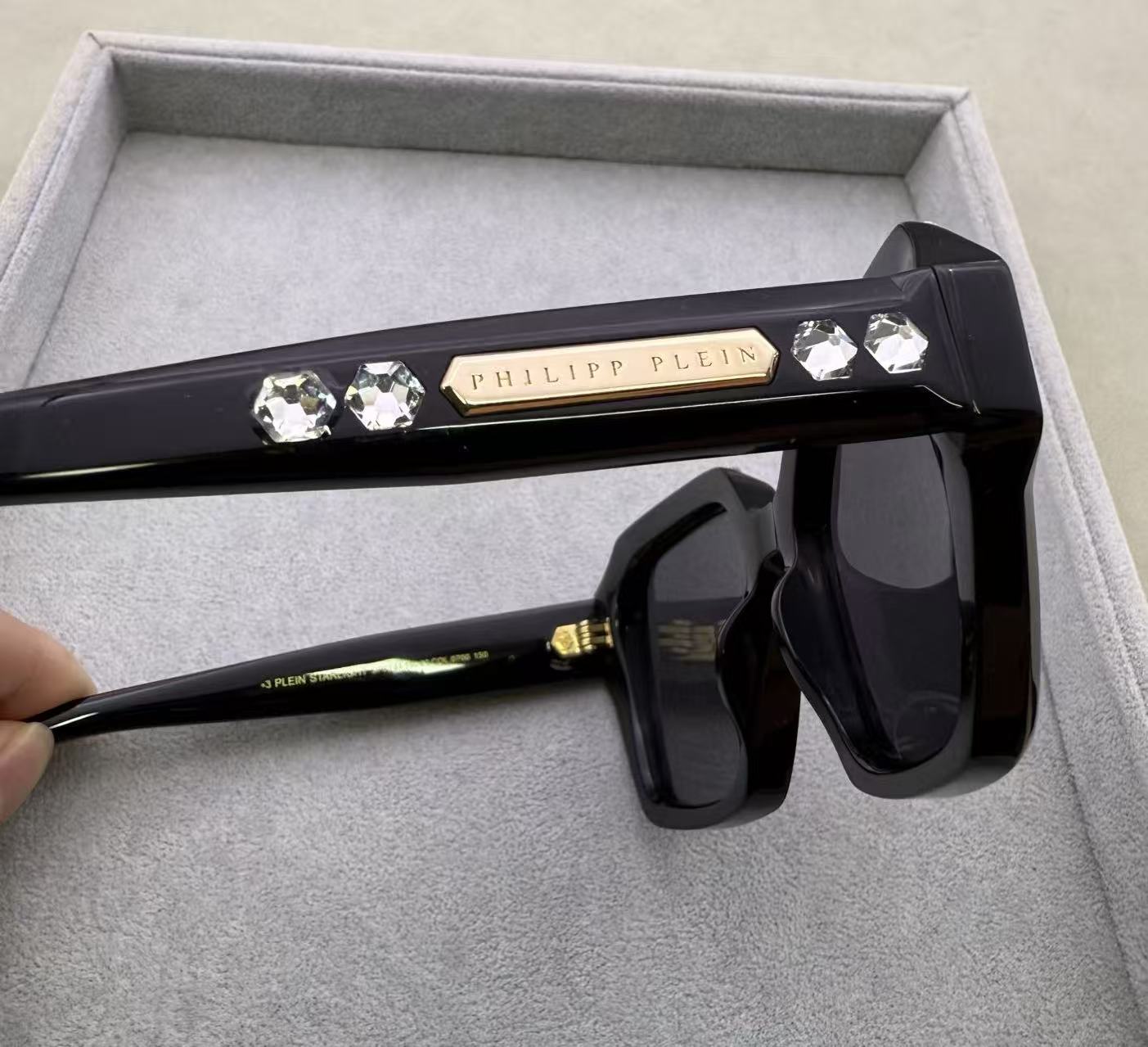 全新Philipp Plein 女款太陽眼鏡 施華洛世奇水鑽 size：55-20-150 灰色鏡片