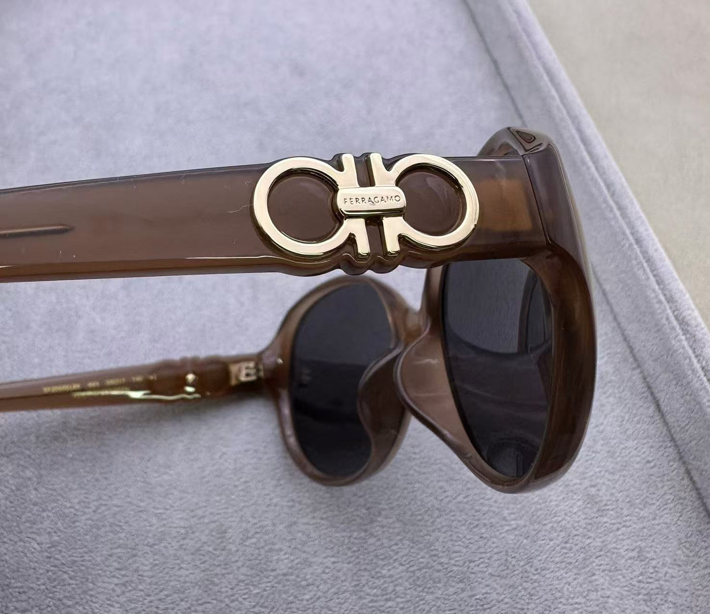 FERRAGAMO SF2050SLBK  茶色框灰色镜片 尺码59-17-140