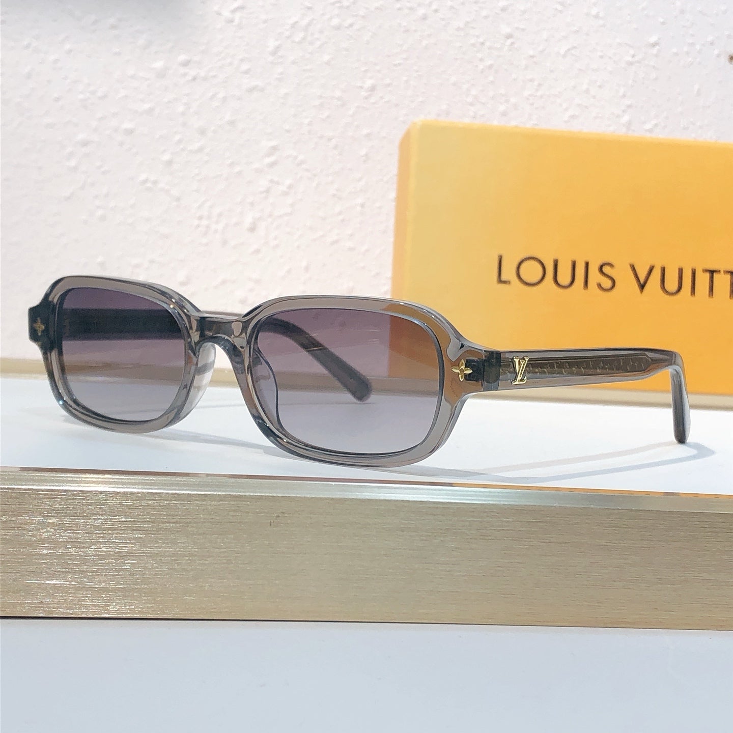 LOUIS VUITTON Z3045U  SIZE：54口17-145